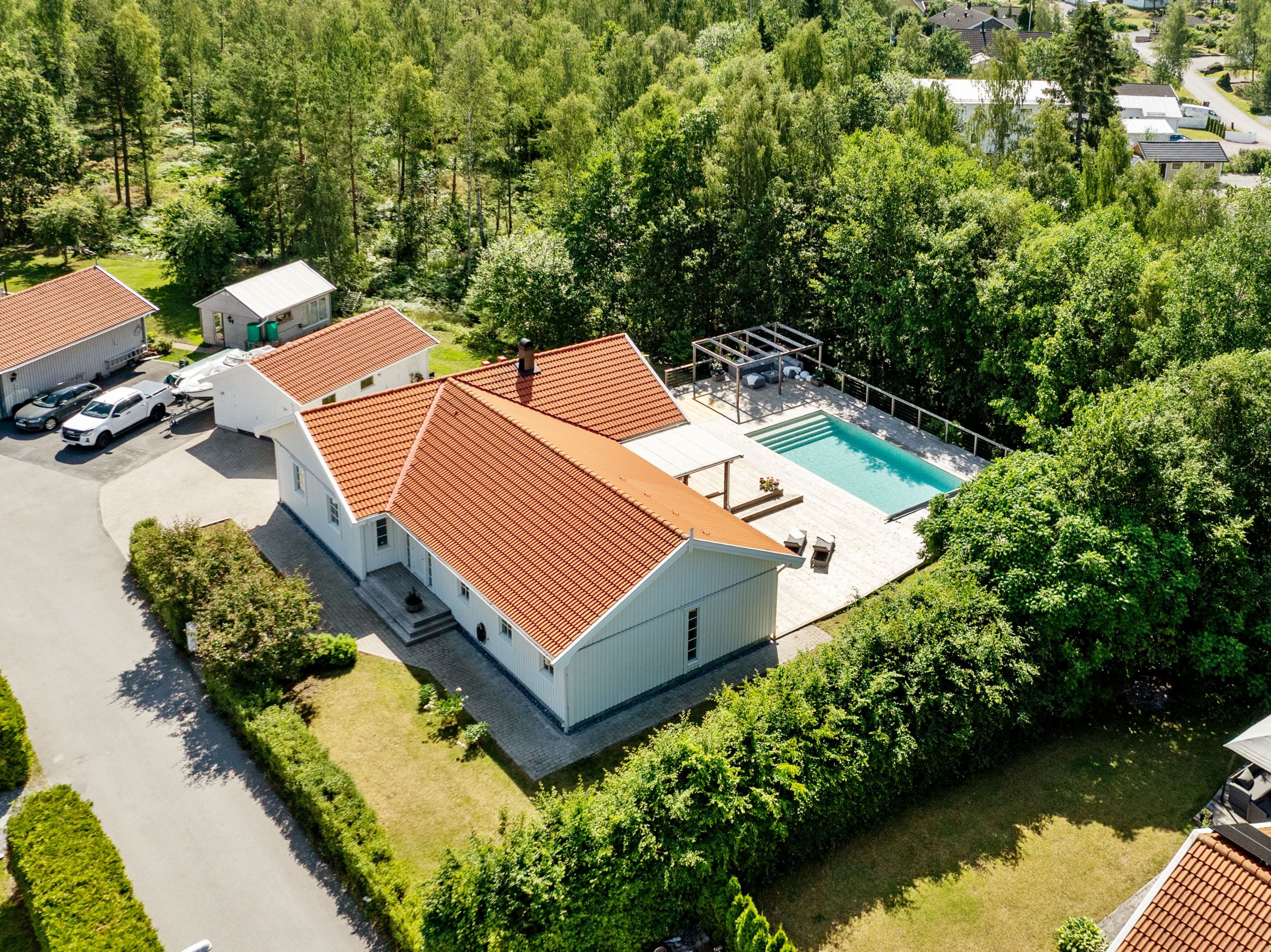 Enplanshus med garage och pool
