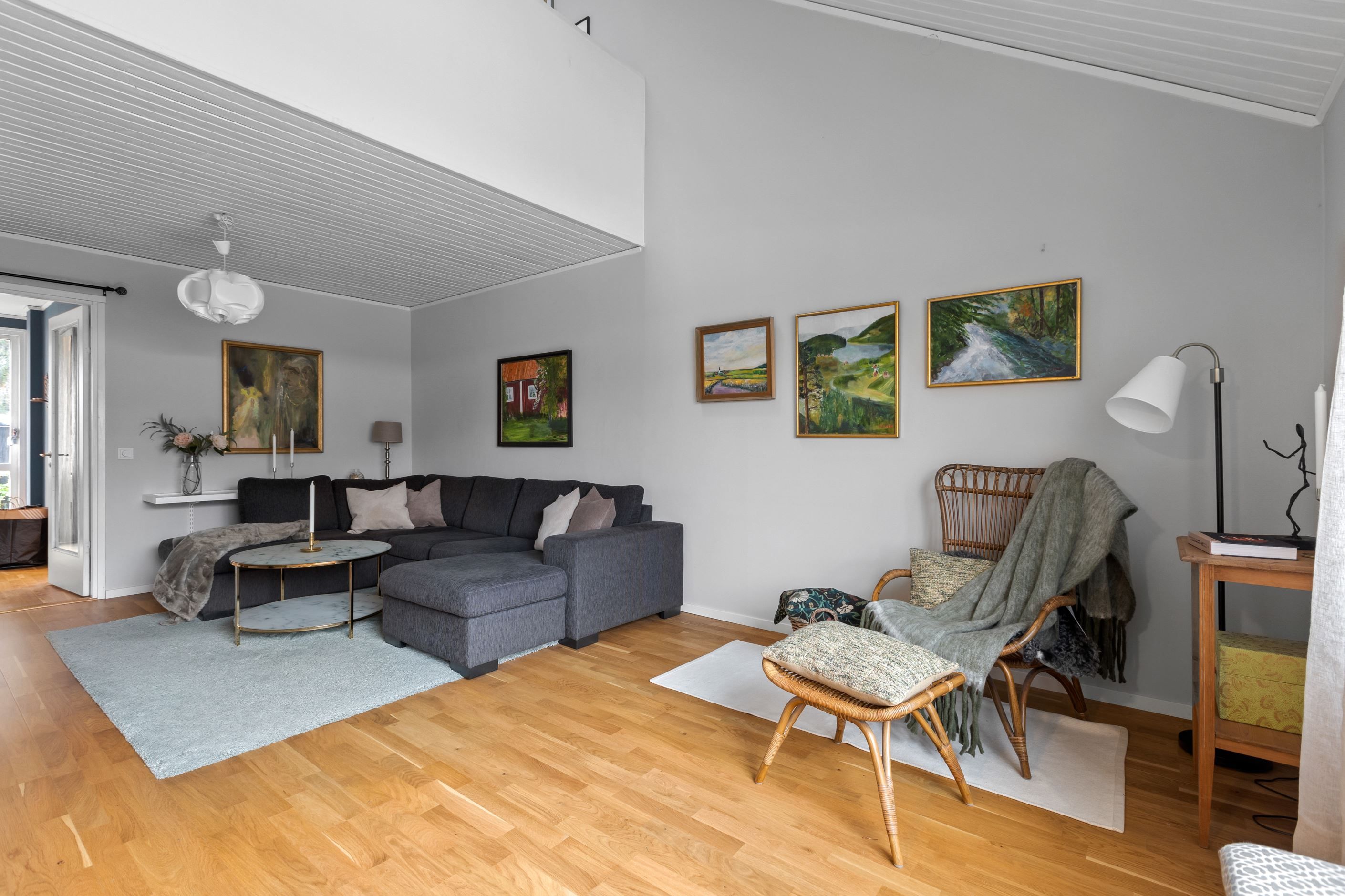 Stort vardagsrum med högt i tak
