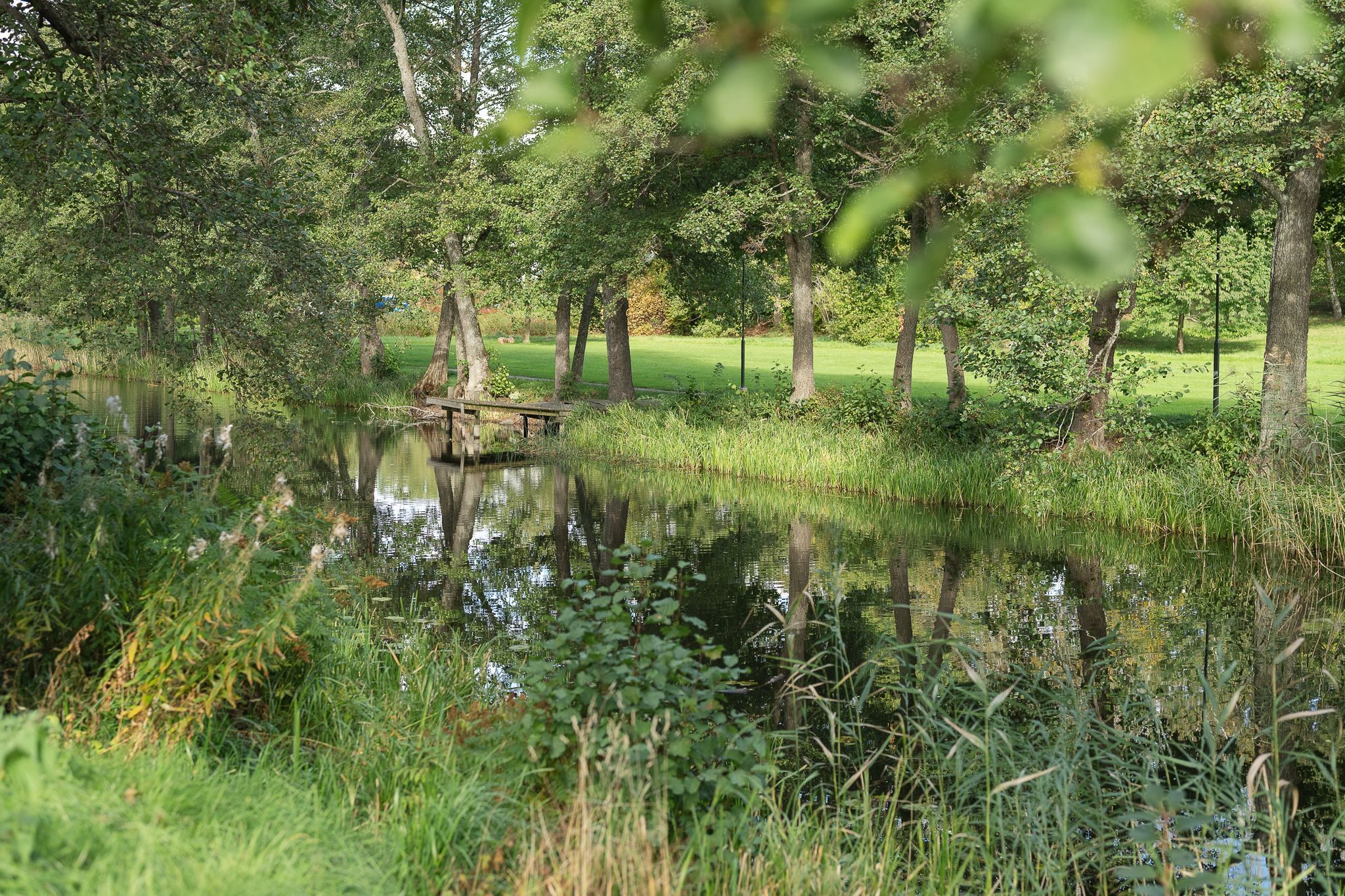 Promenera längs Åkers Kanal