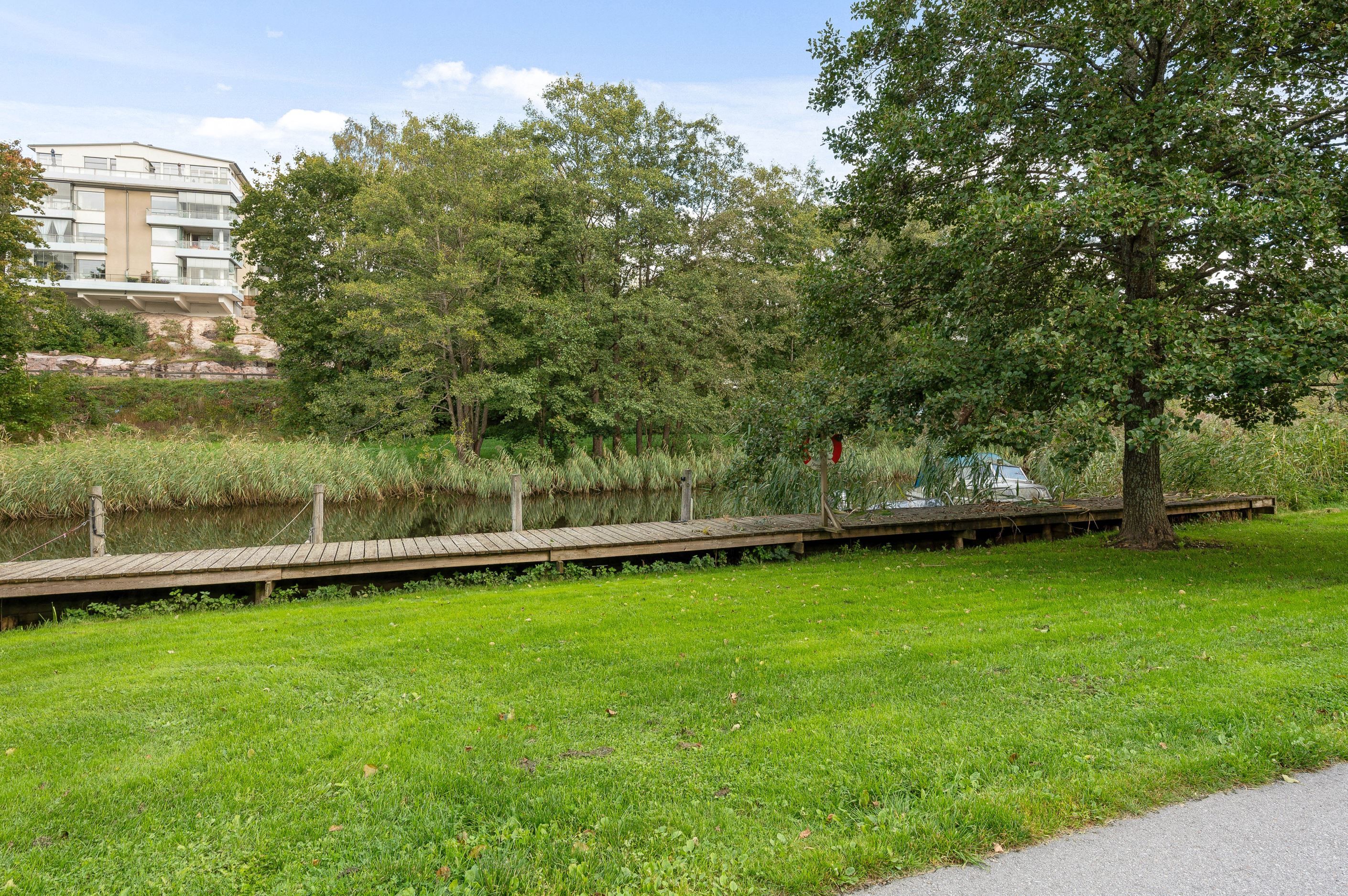 Trevliga promenadstråk längs kanalen