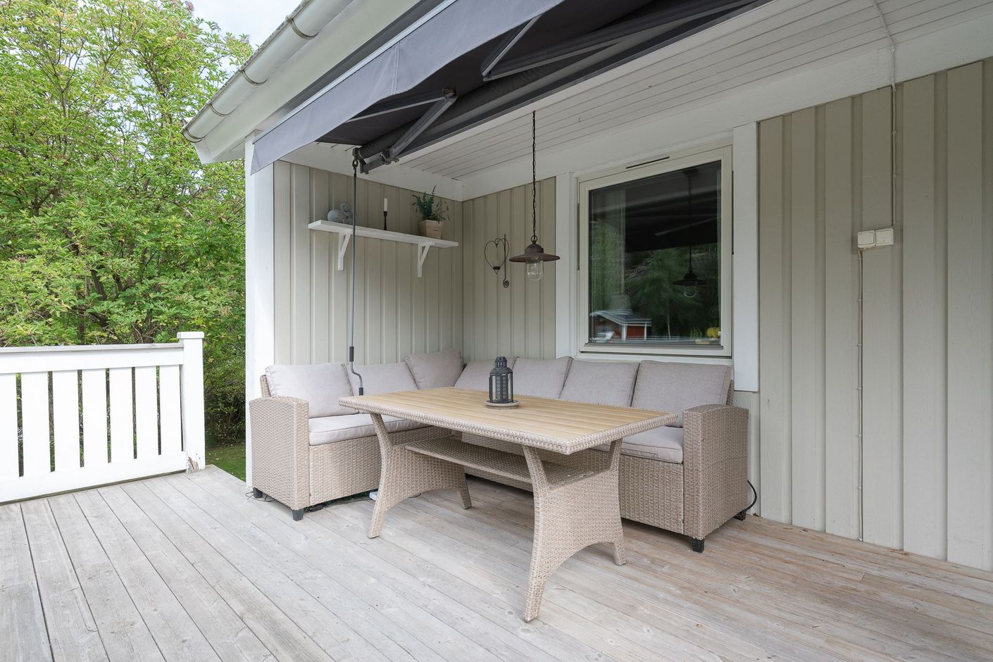 Välkomnande entré med plats för avkoppling