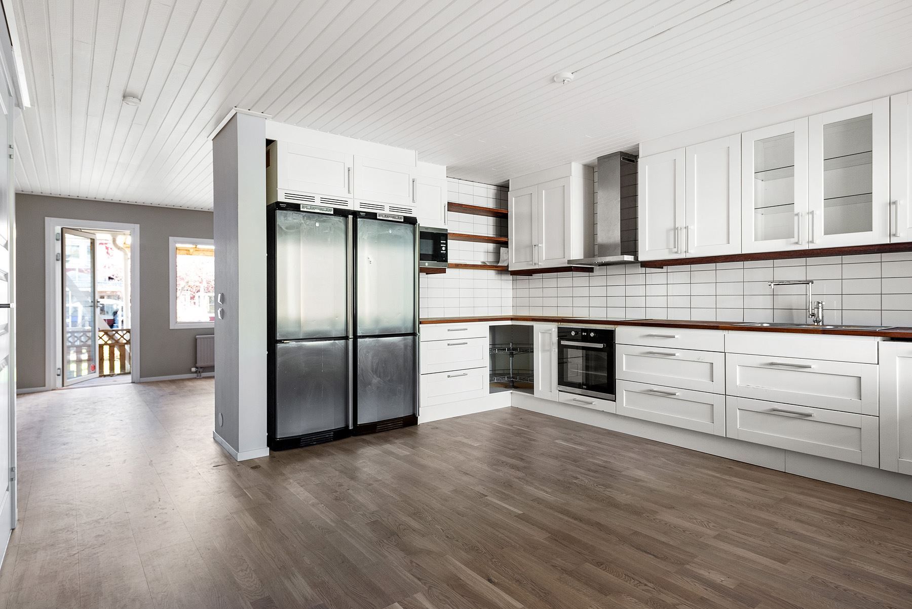 Öppet kök med mängder av förvaringsmöjligheter!