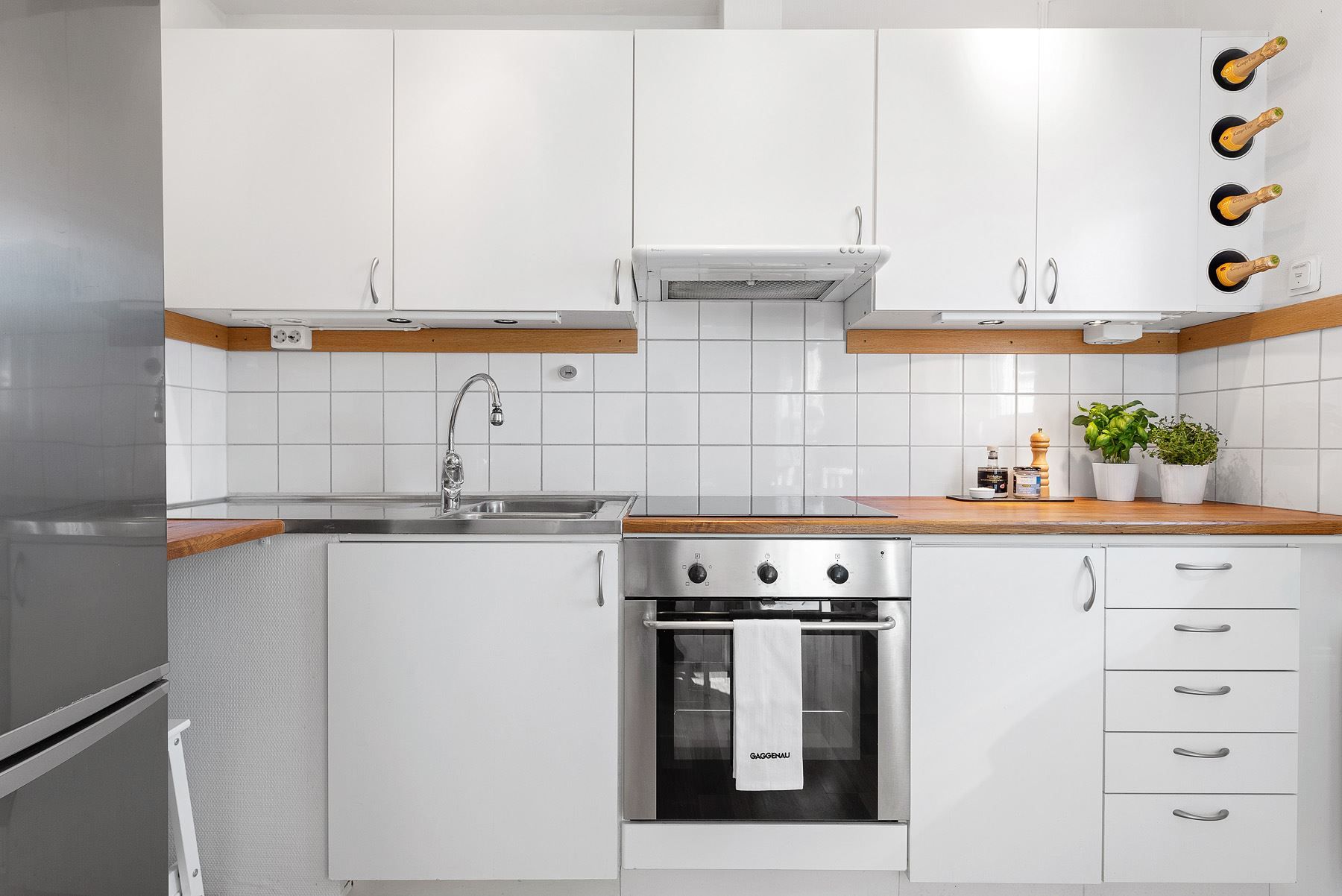 Kök med vita luckor och lådor