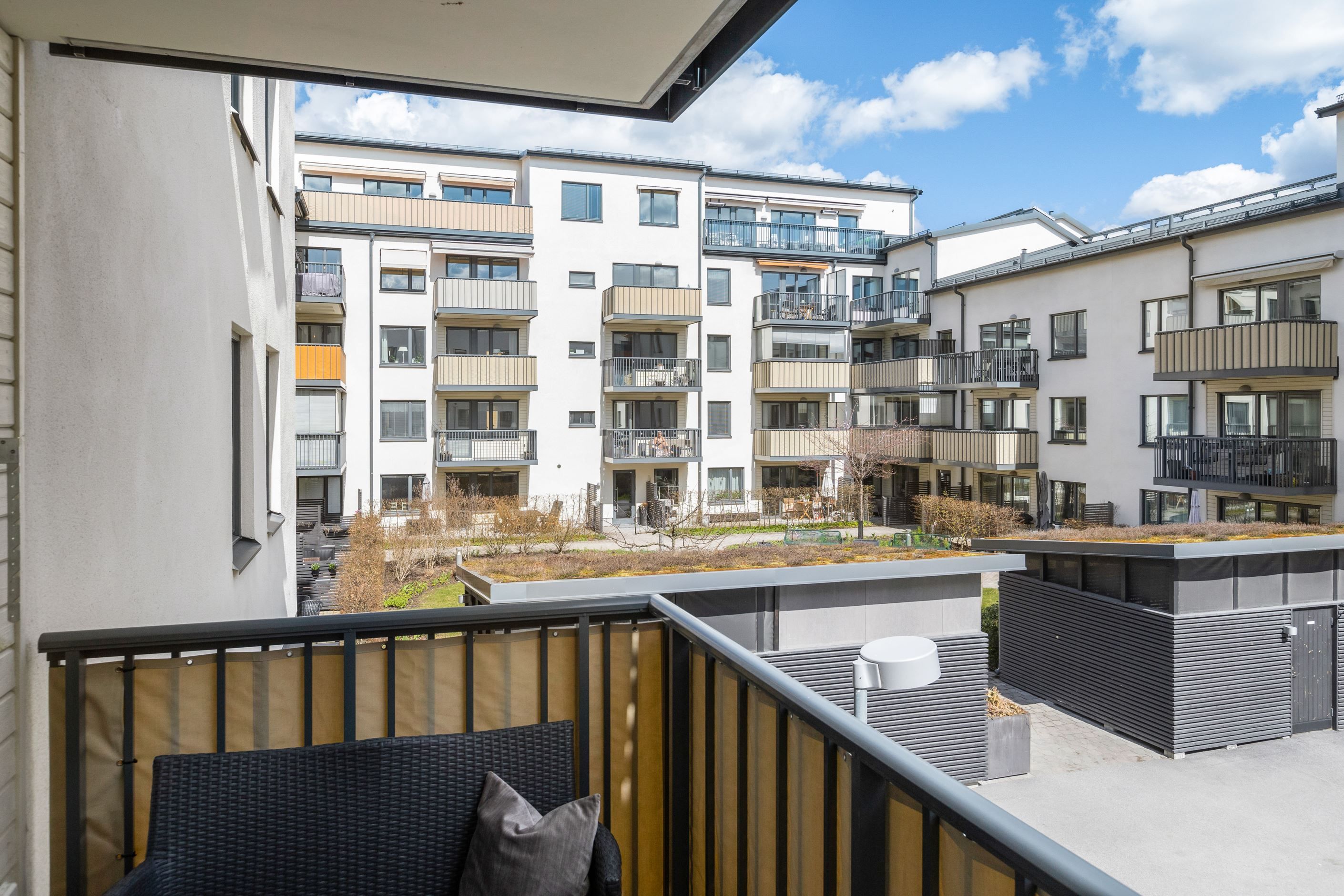 Balkong med vy över den trevliga innergården