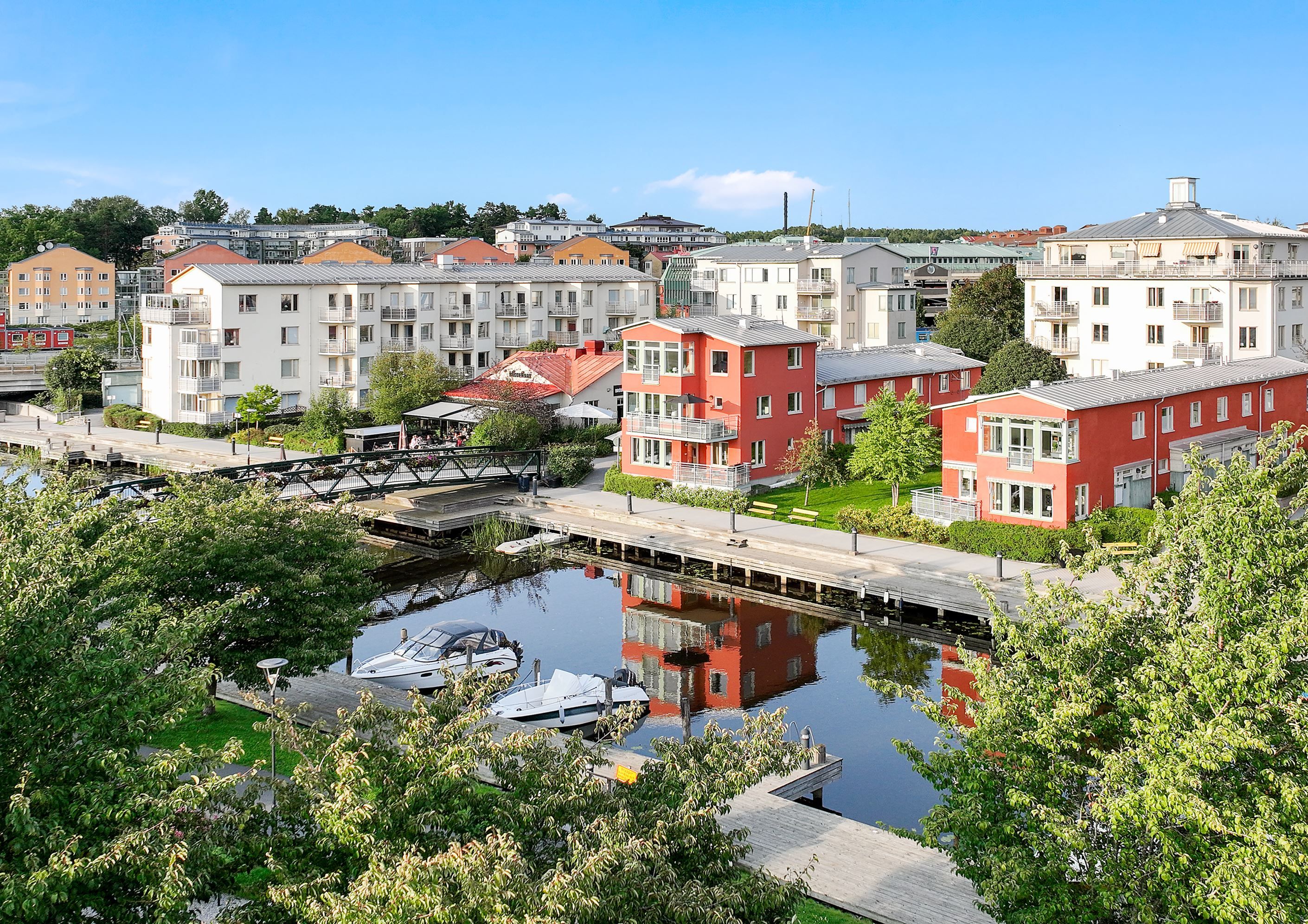 Unikt trevåningsradhus precis intill Åkers kanal