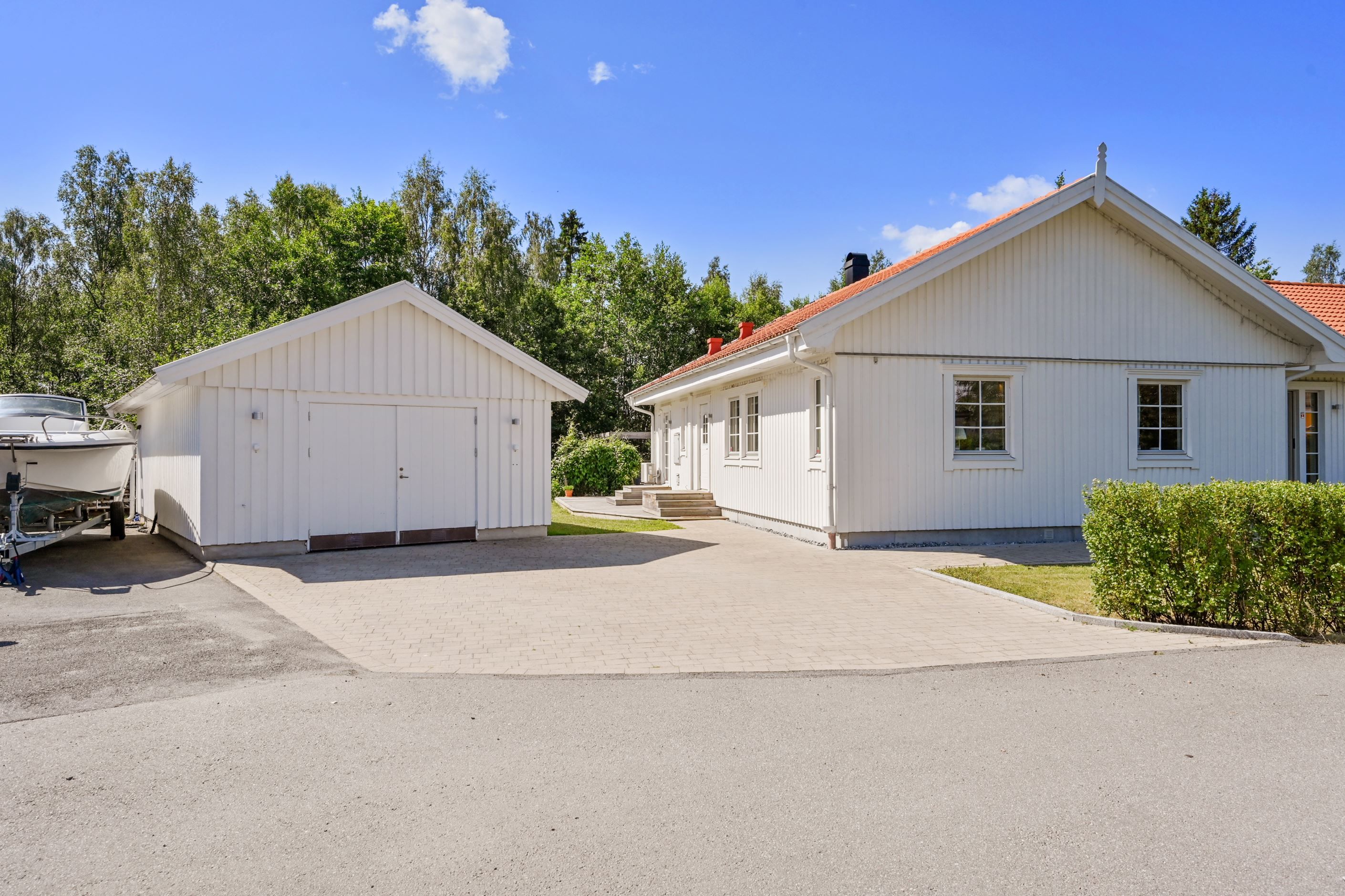 Rymlig uppfart och garage