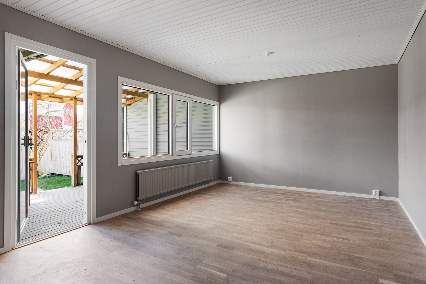 Vardagsrum med utgång till verandan