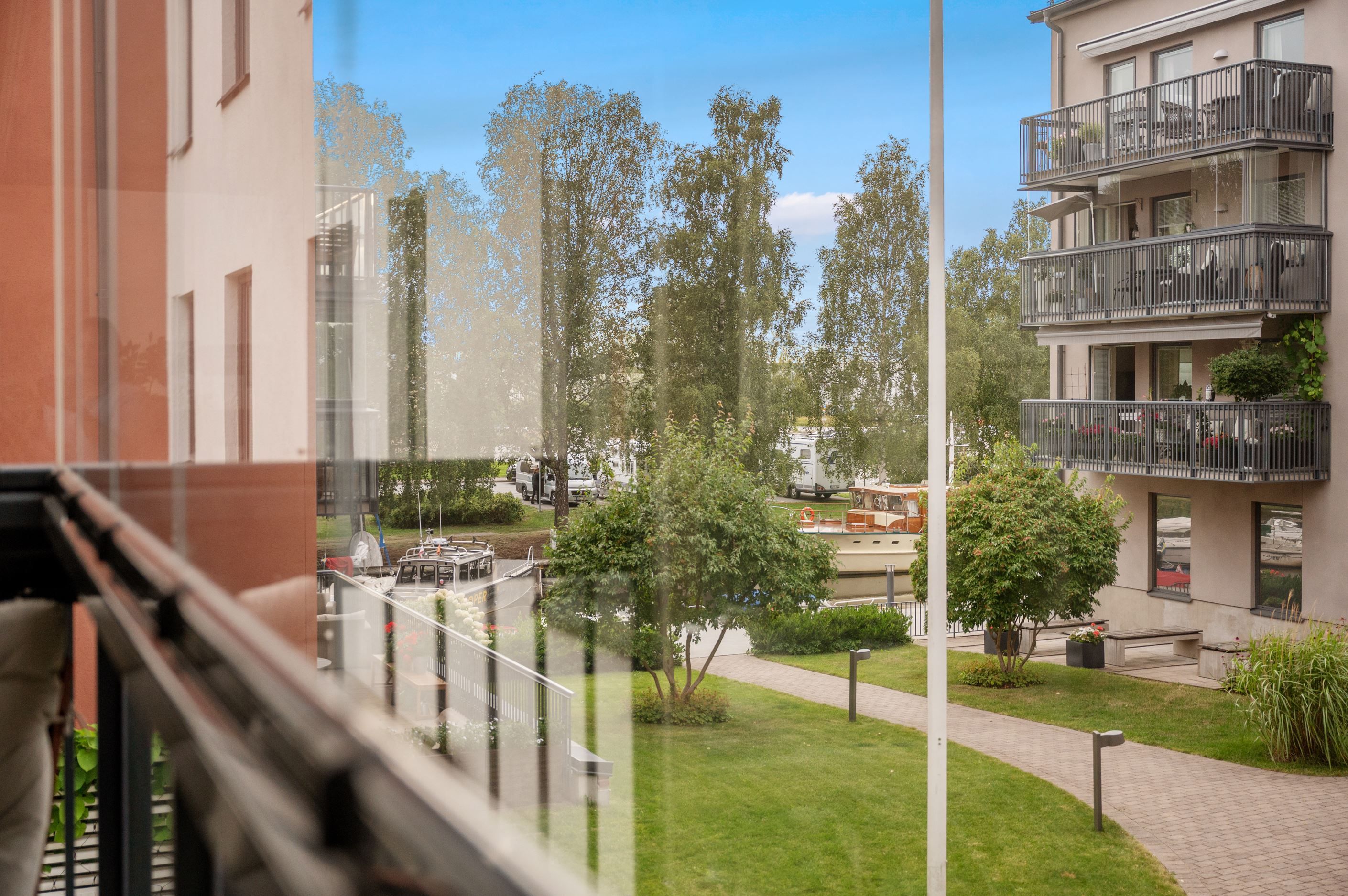 Från balkongen har du utsikt mot balkongen