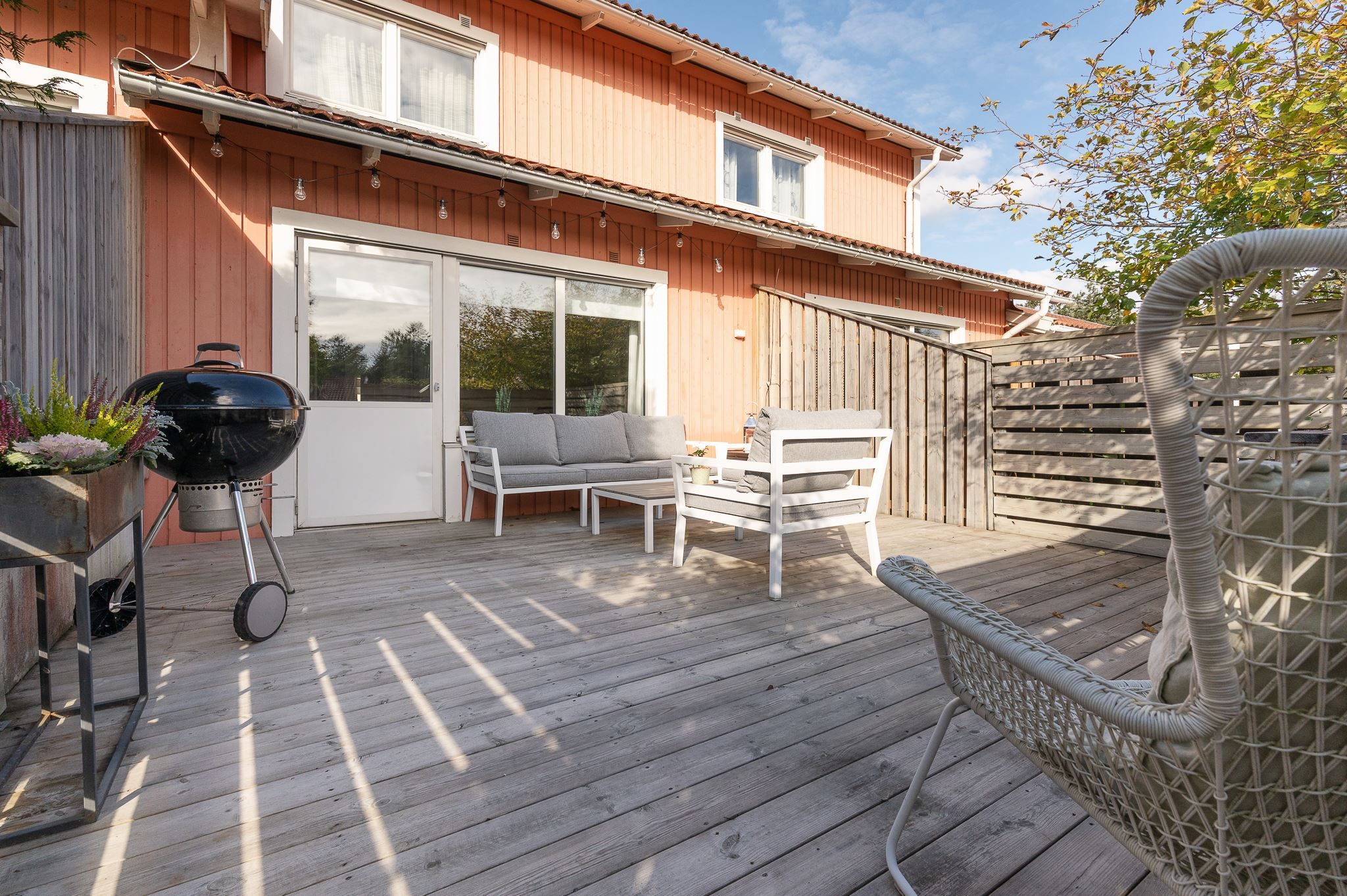 Generös uteplats med sol hela dagen och kvällen