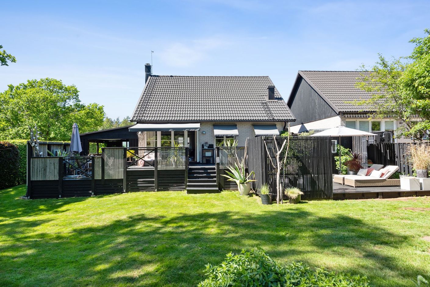 Fantastisk baksida med stor tomt och trevliga sällskapsytor