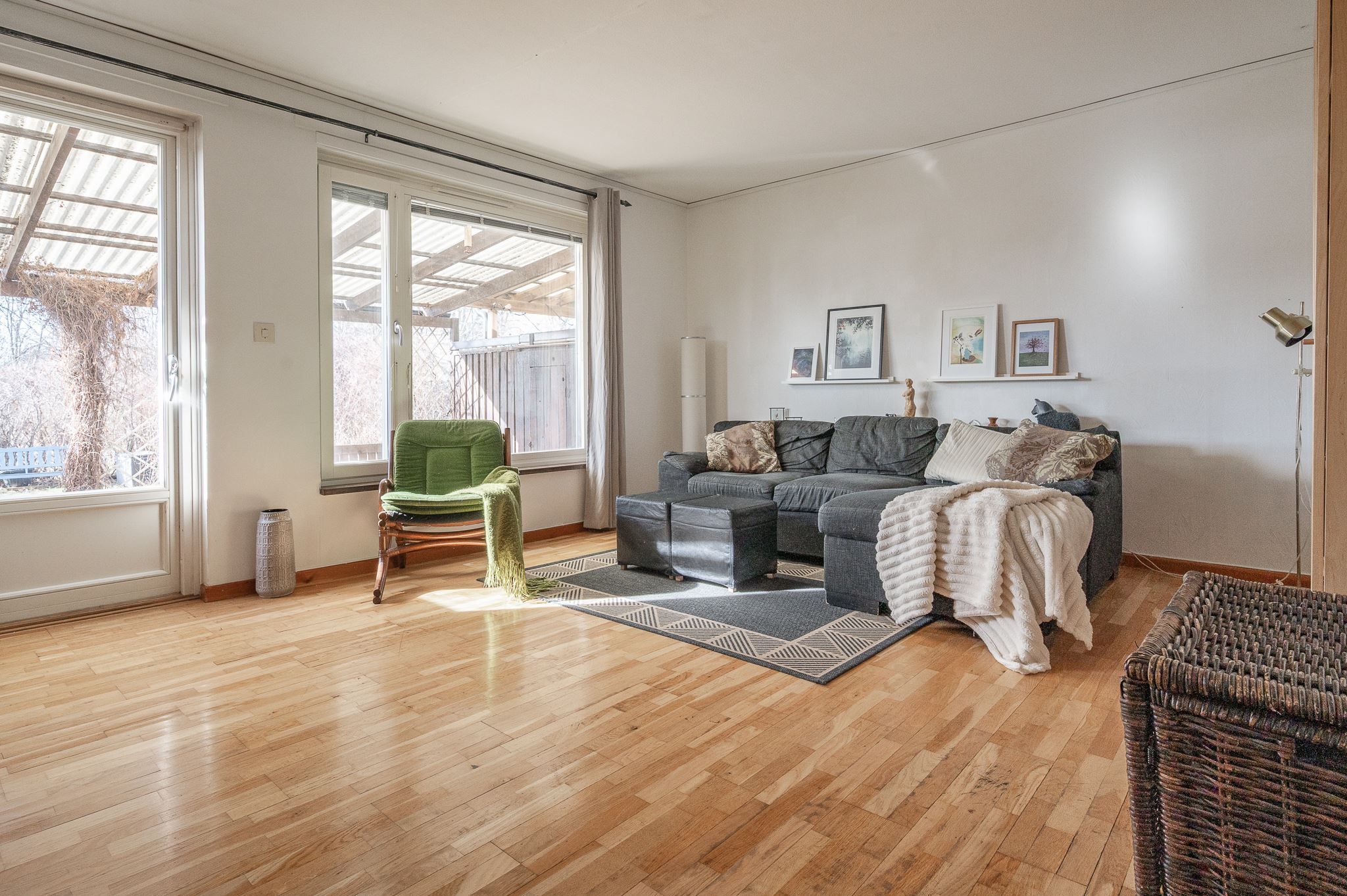 Vardagsrum med utgång till uteplatsen