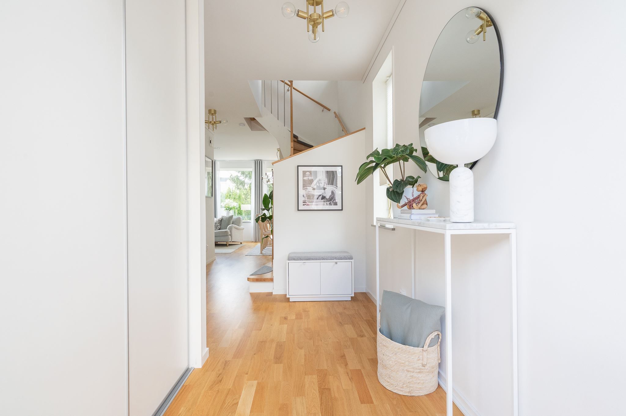 Hall med skjutdörrsgarderob