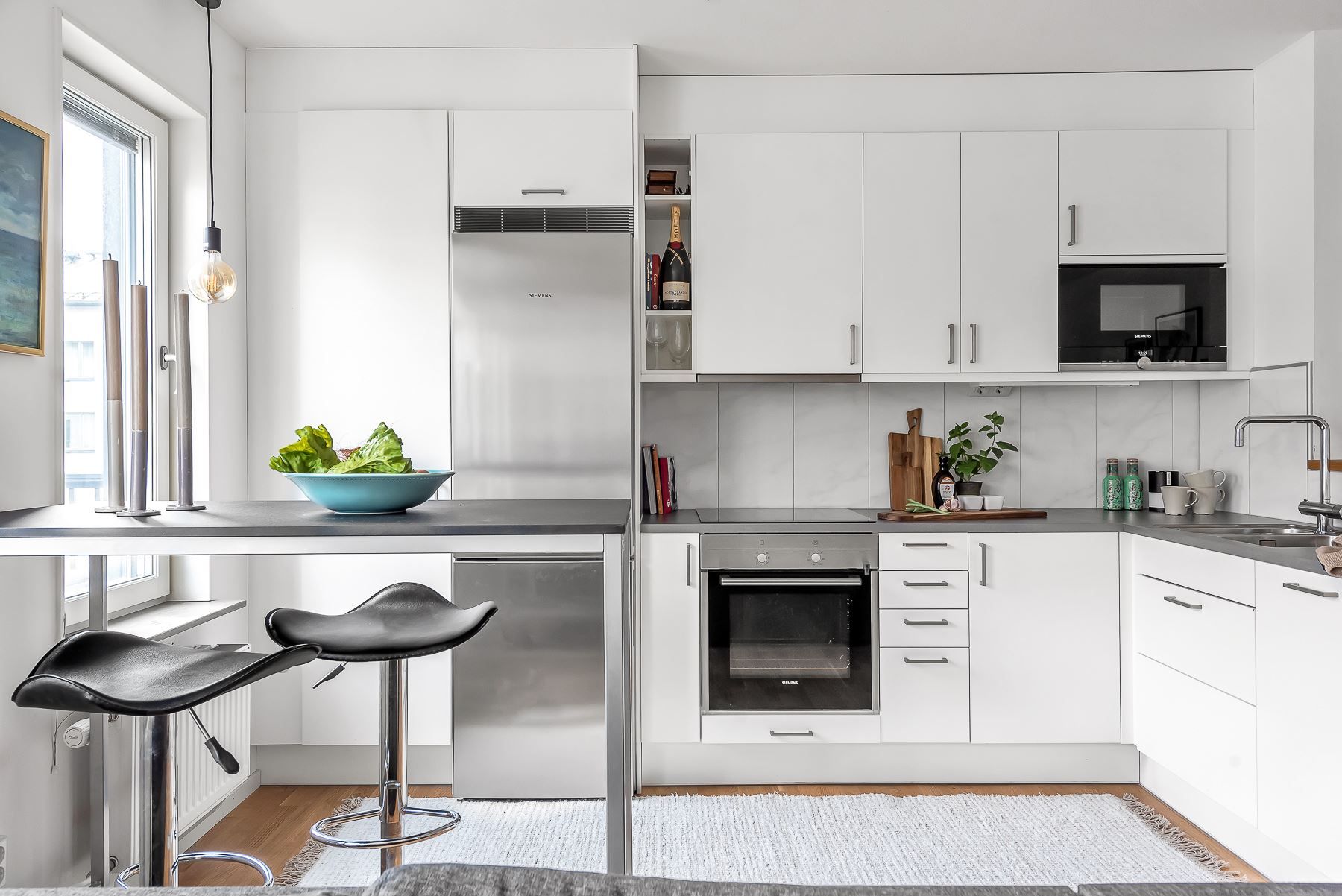 Kök med vita luckor och lådor