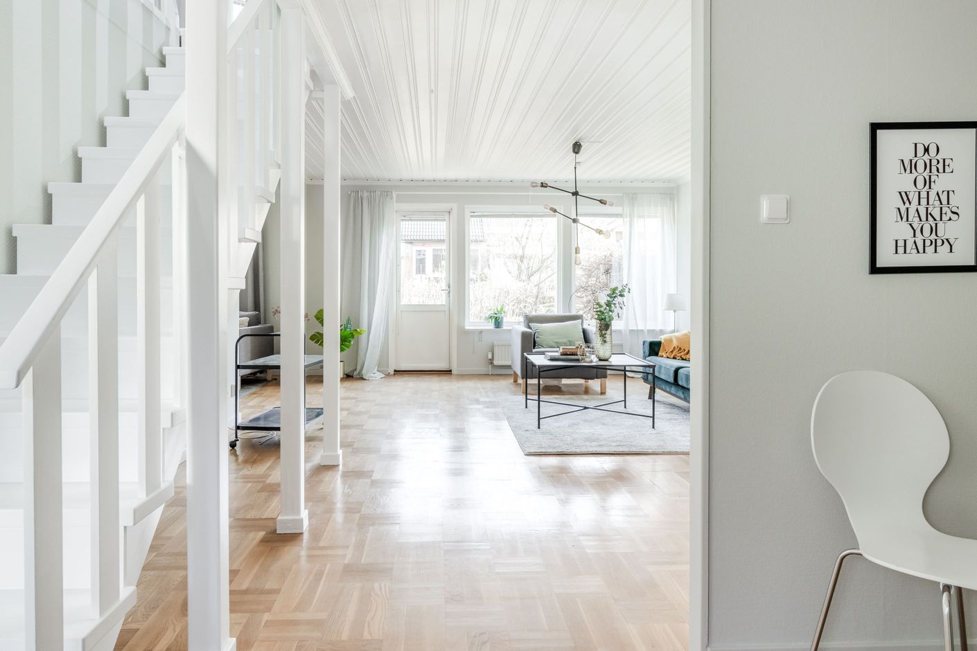 Ljust vardagsrum med vackert parkettgolv