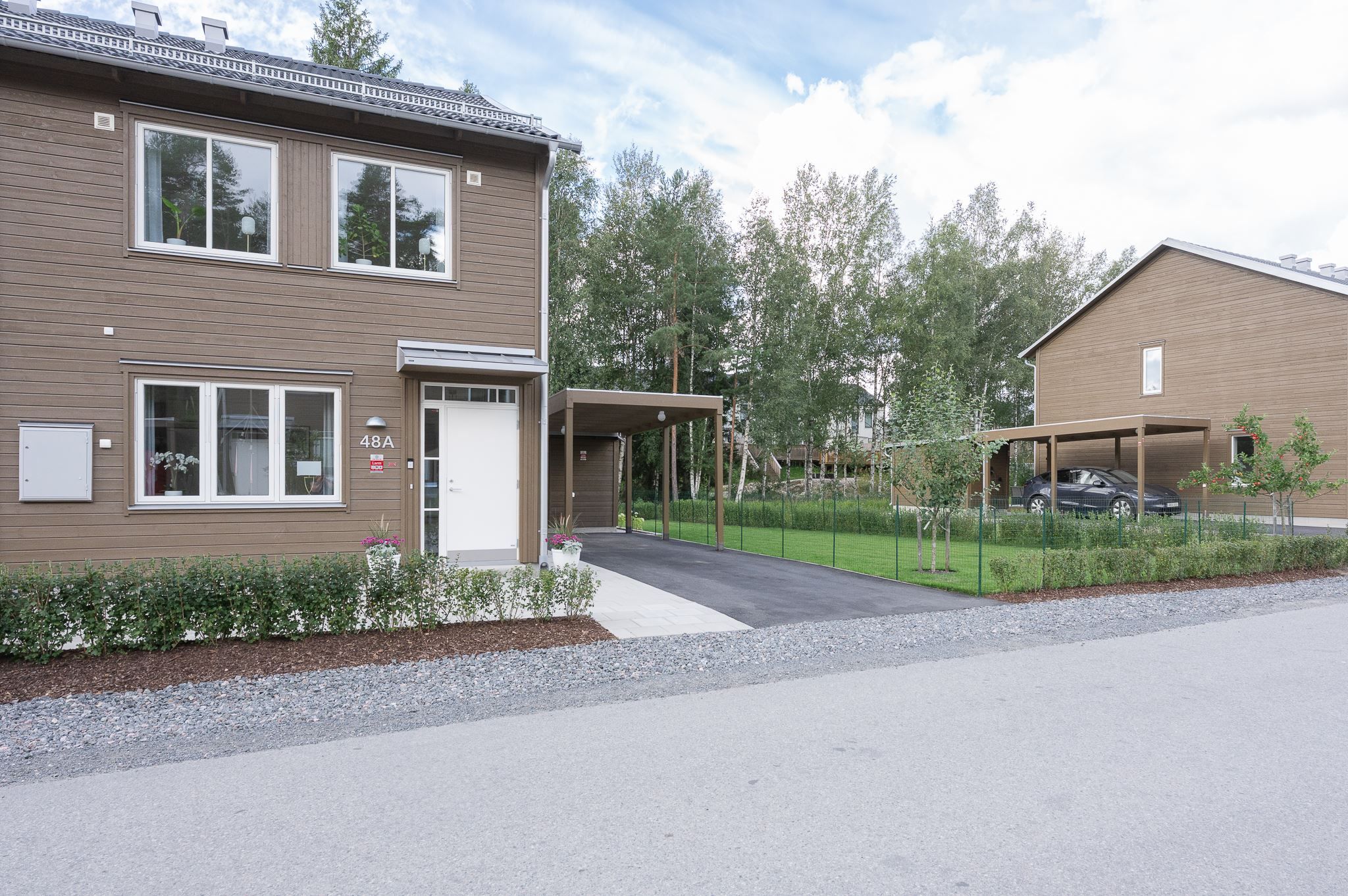 Asfalterad uppfart med carport