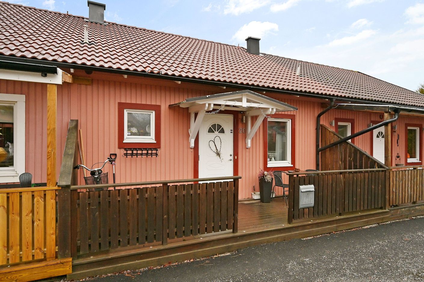 Välplanerat radhus på populära Runöhöjden!