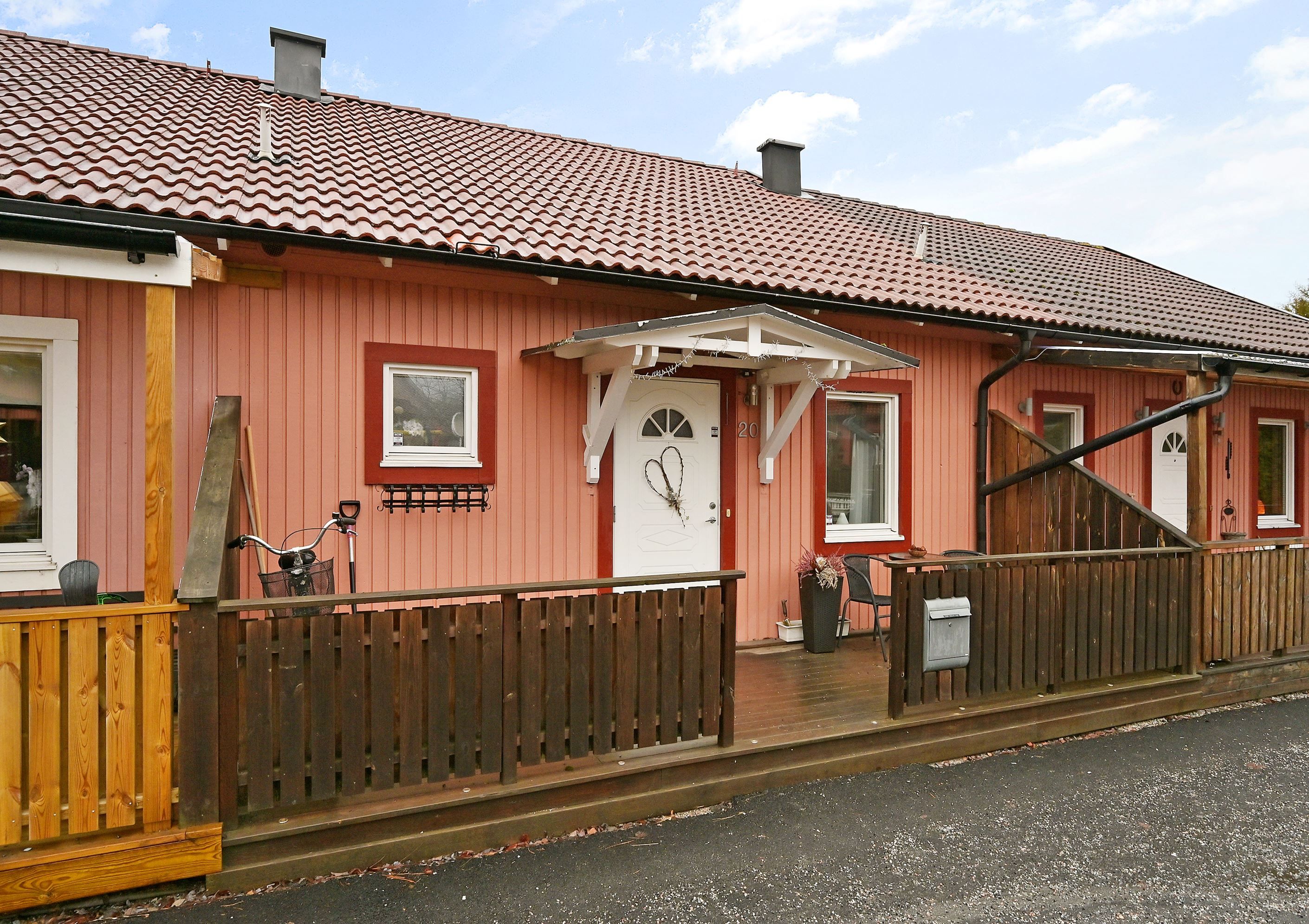 Välplanerat radhus på populära Runöhöjden!