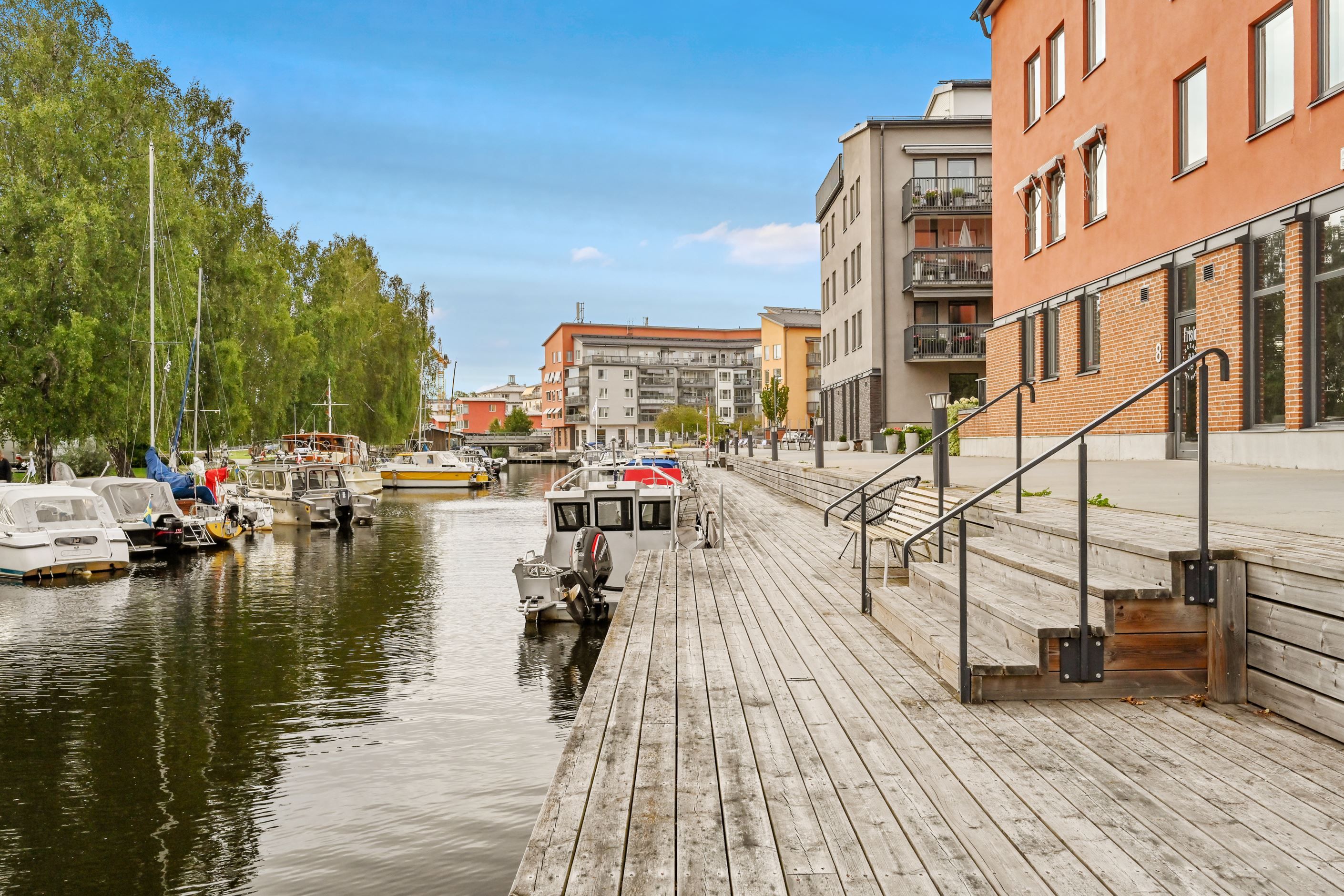 Från bostaden är det bara några steg ner till bryggan