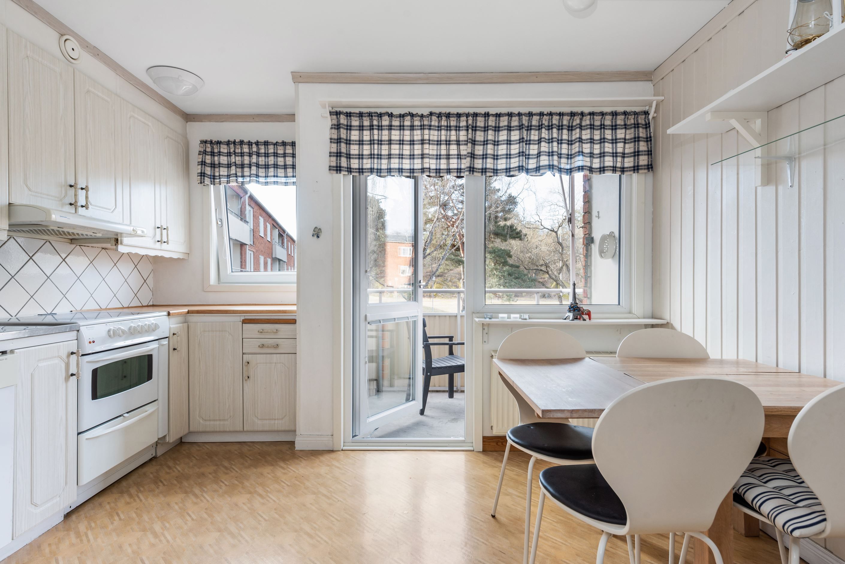 Kök med utgång till balkong