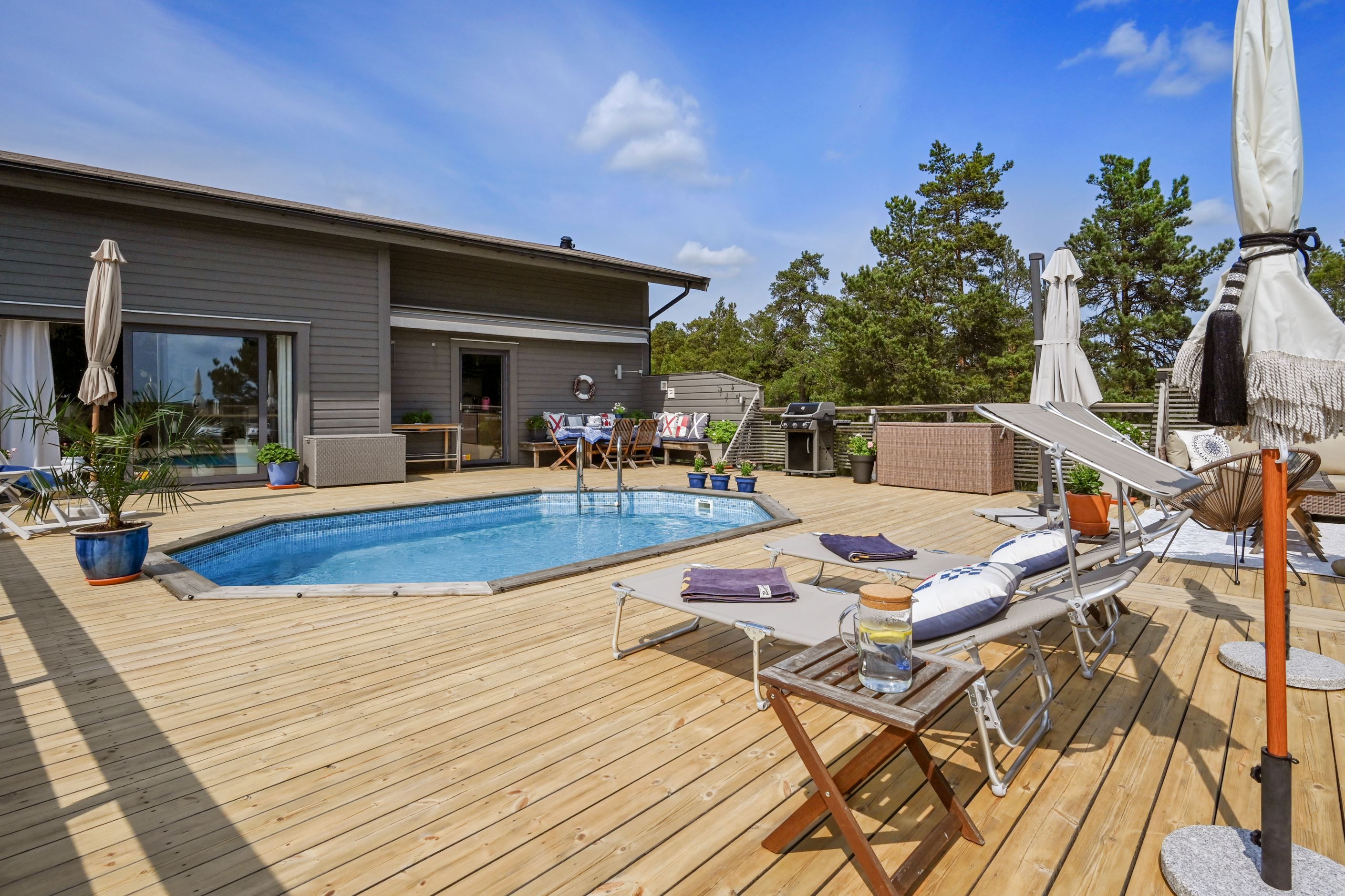 Magisk uteplats med pool och havsutsikt