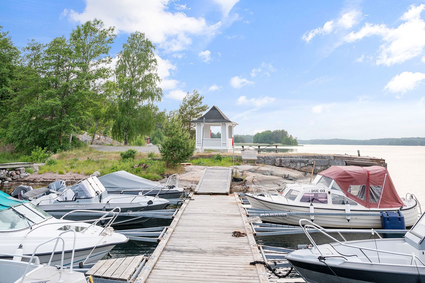 Föreningens brygga med båtplatser