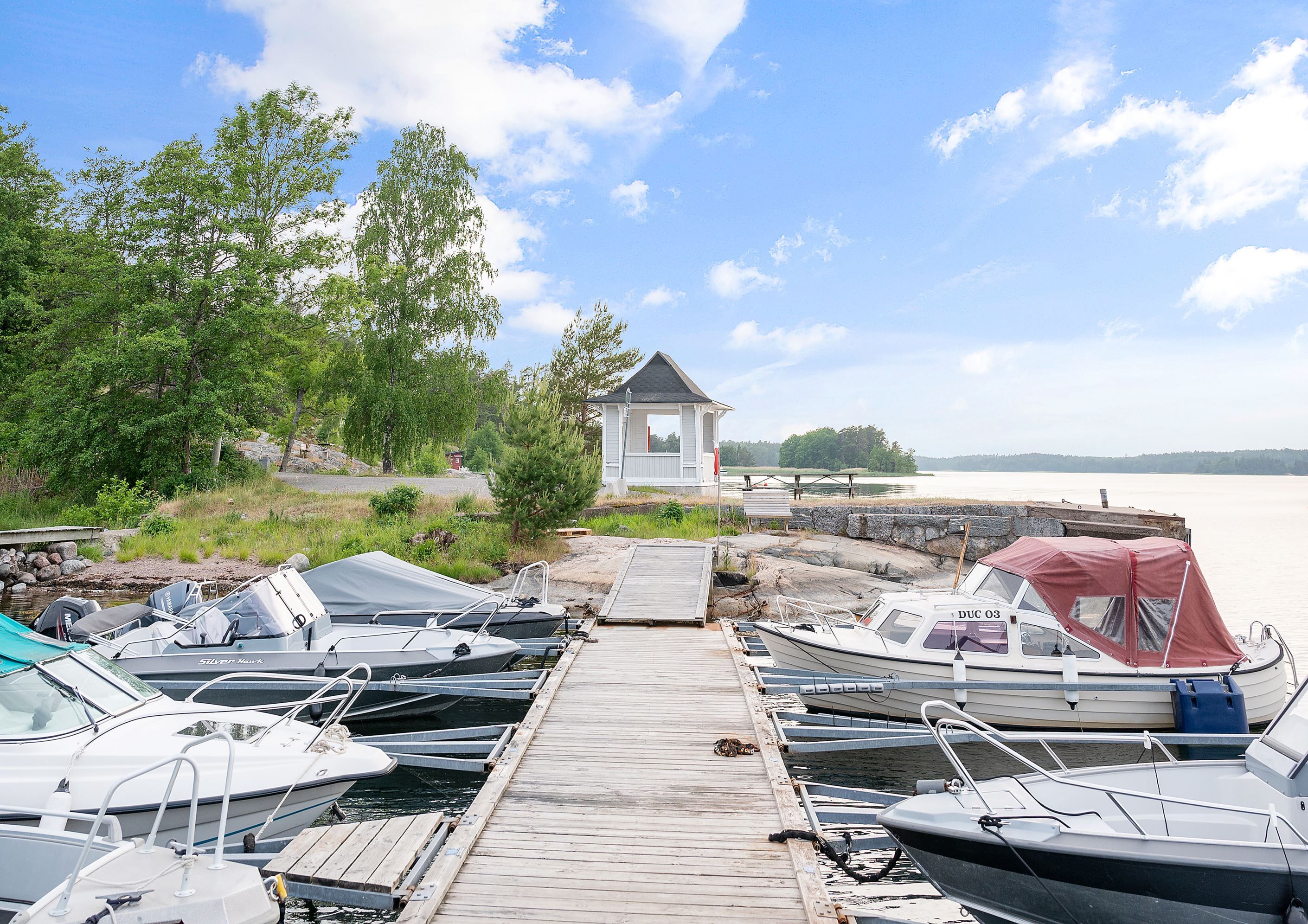 Föreningens brygga med båtplatser