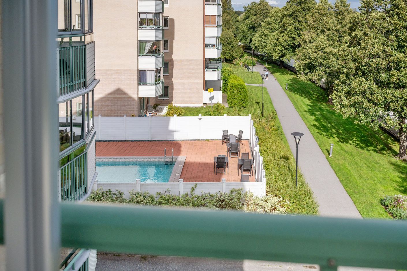 Från balkongen har du vy mot poolen och kanalen
