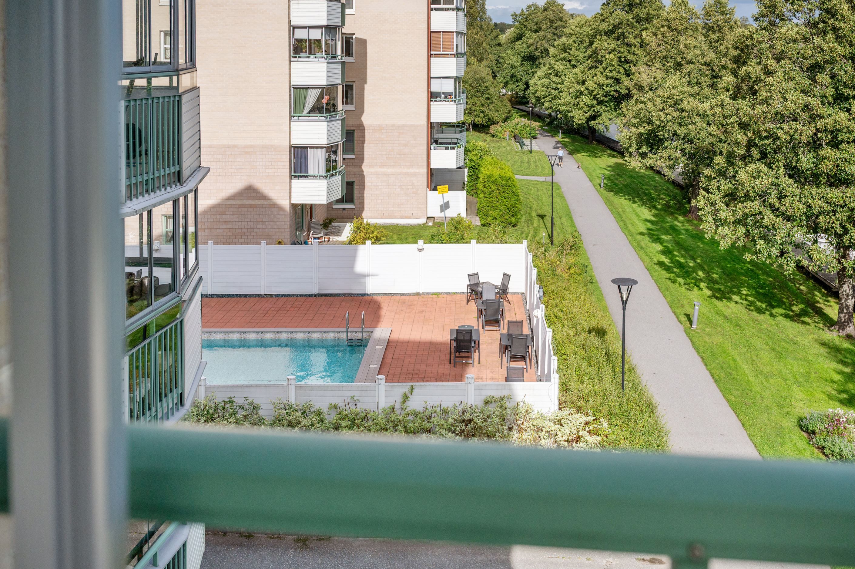 Från balkongen har du vy mot poolen och kanalen