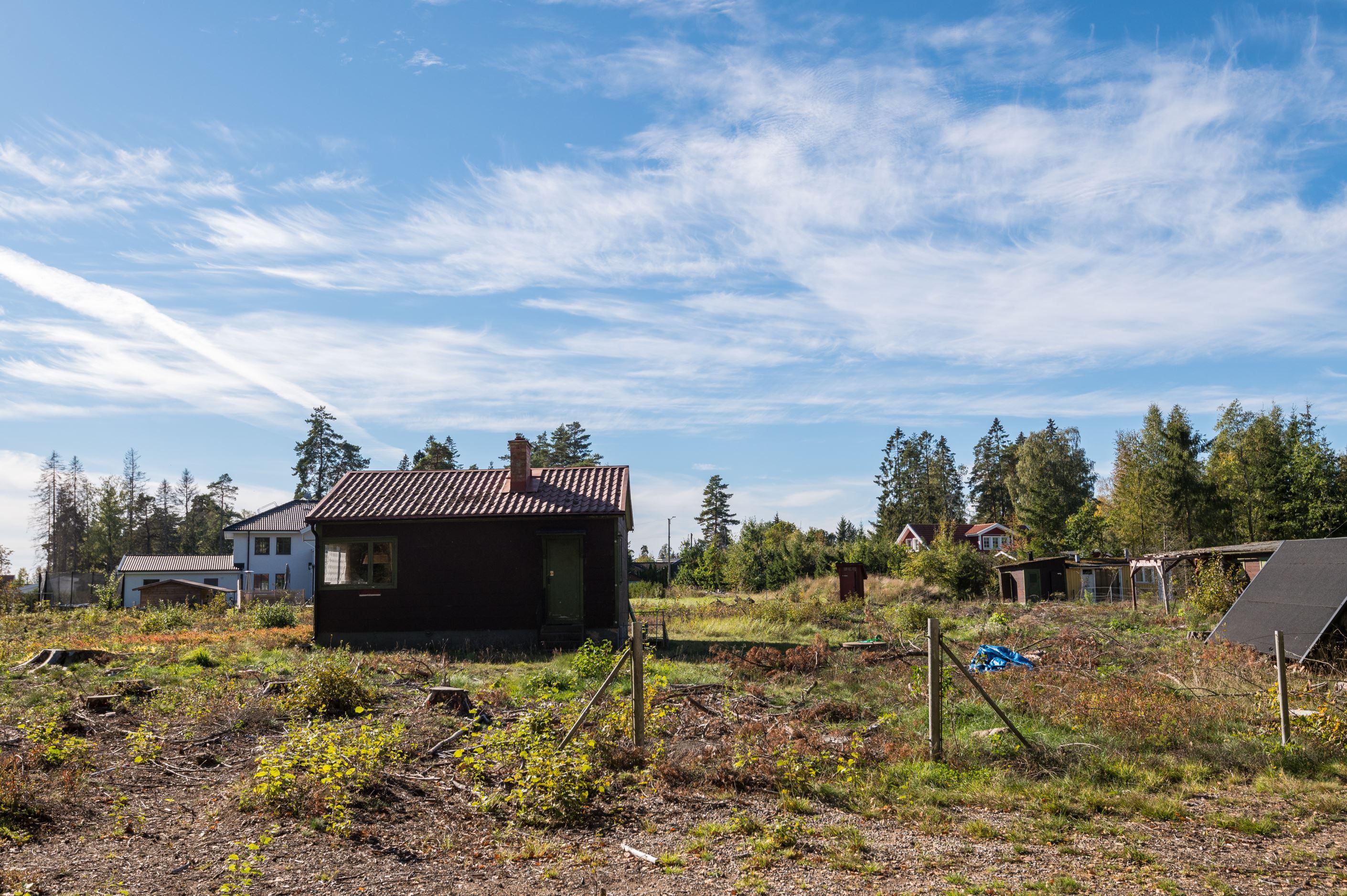 På tomten står i dag ett litet hus