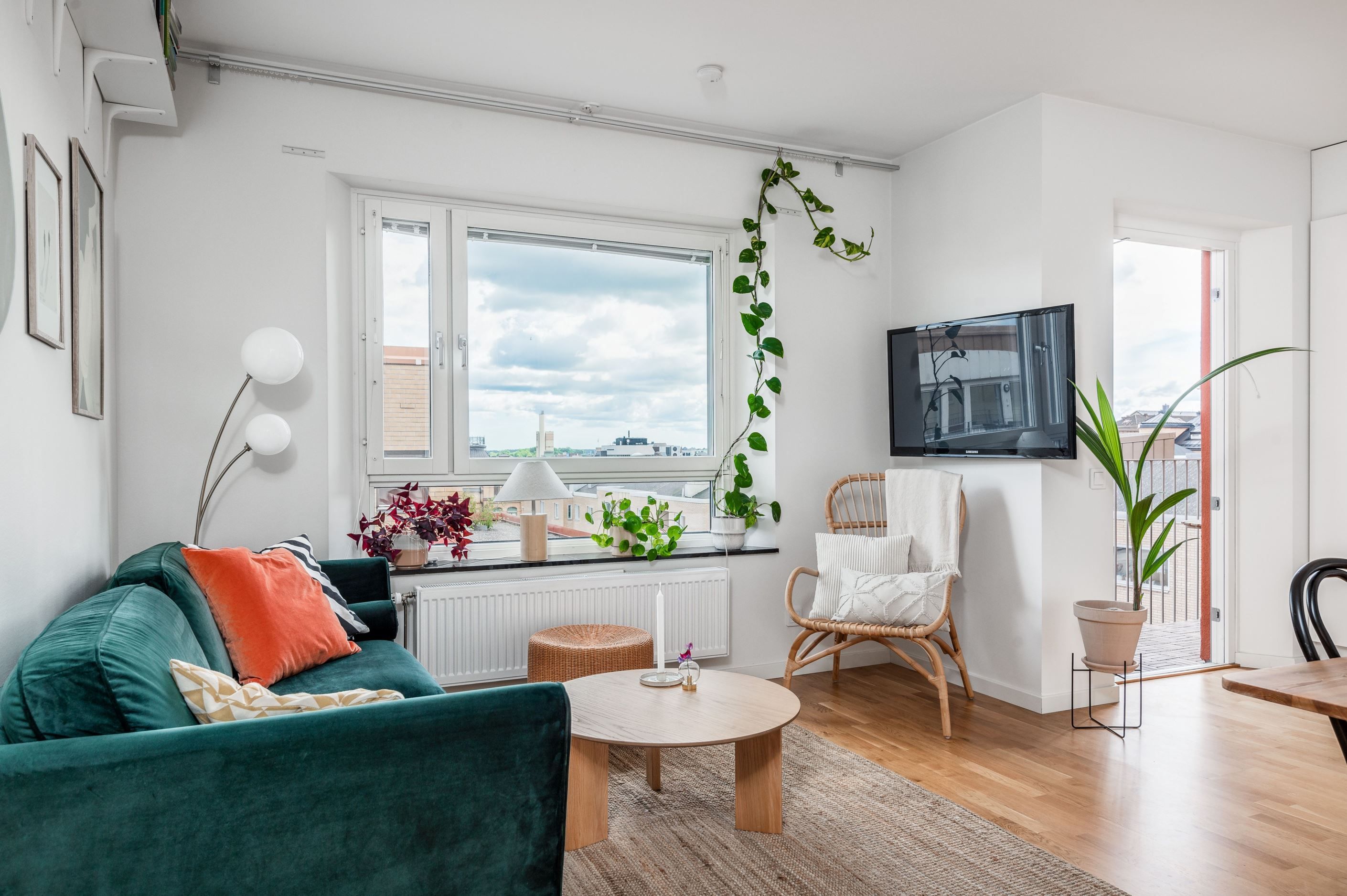 Smart öppen planlösning mellan kök och vardagsrum