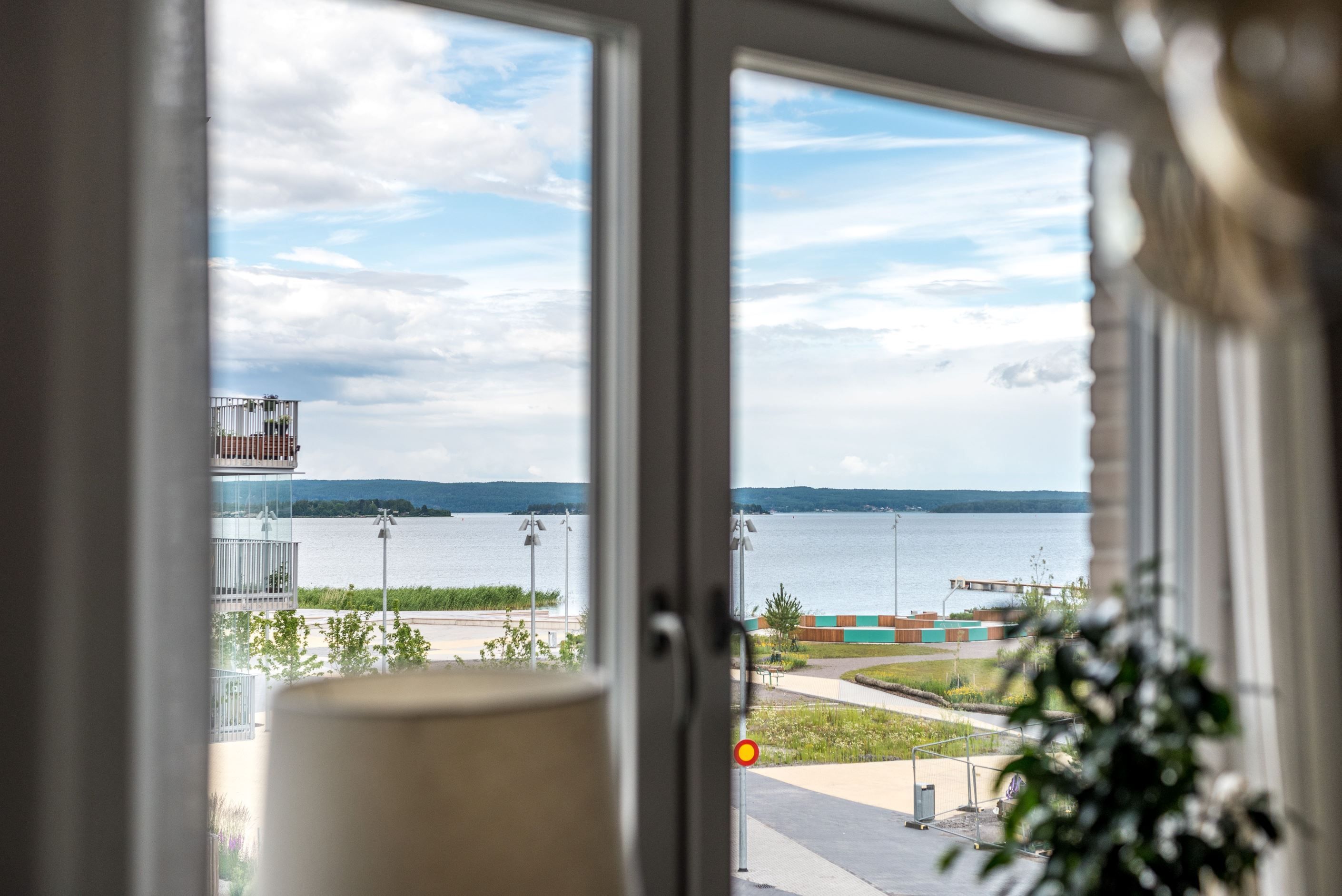 Stora fönster med trevligt ljusinsläpp