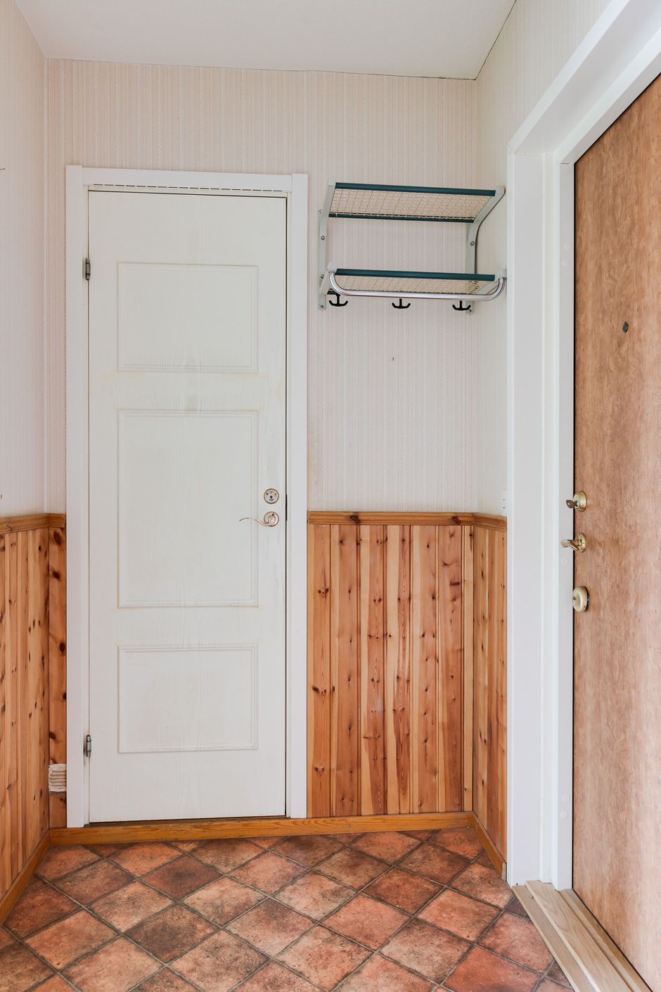 Hall med dörr till uthyrningsrum/sovrum