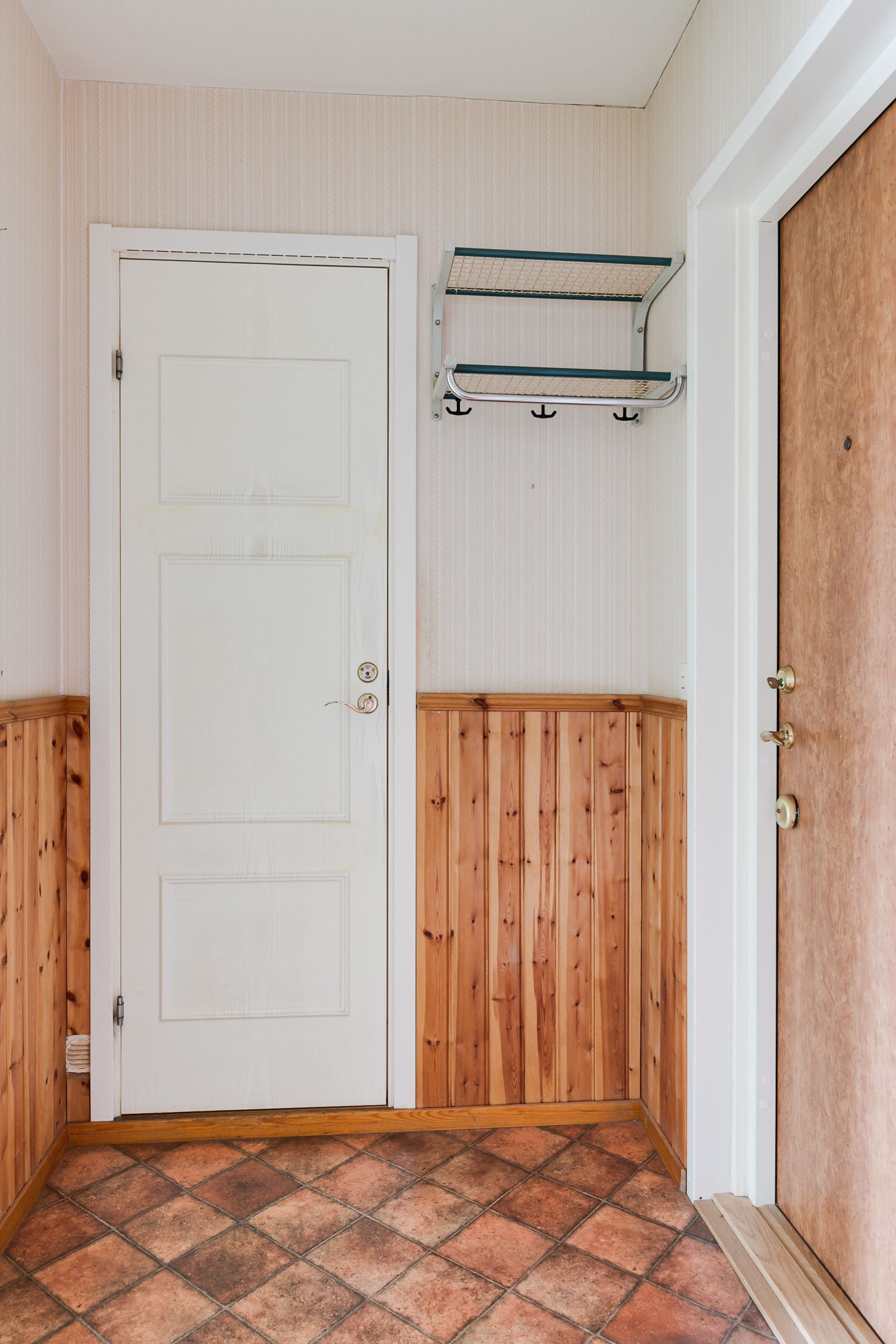 Hall med dörr till uthyrningsrum/sovrum