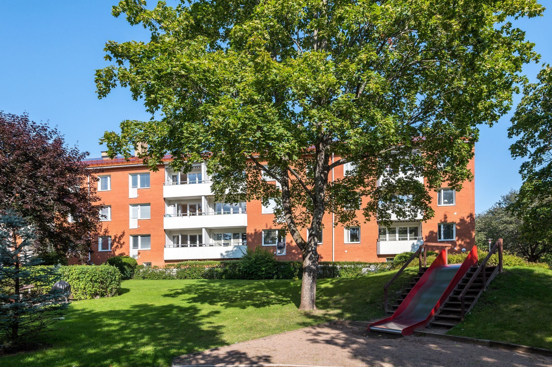 Trevlig innergård med lekpark