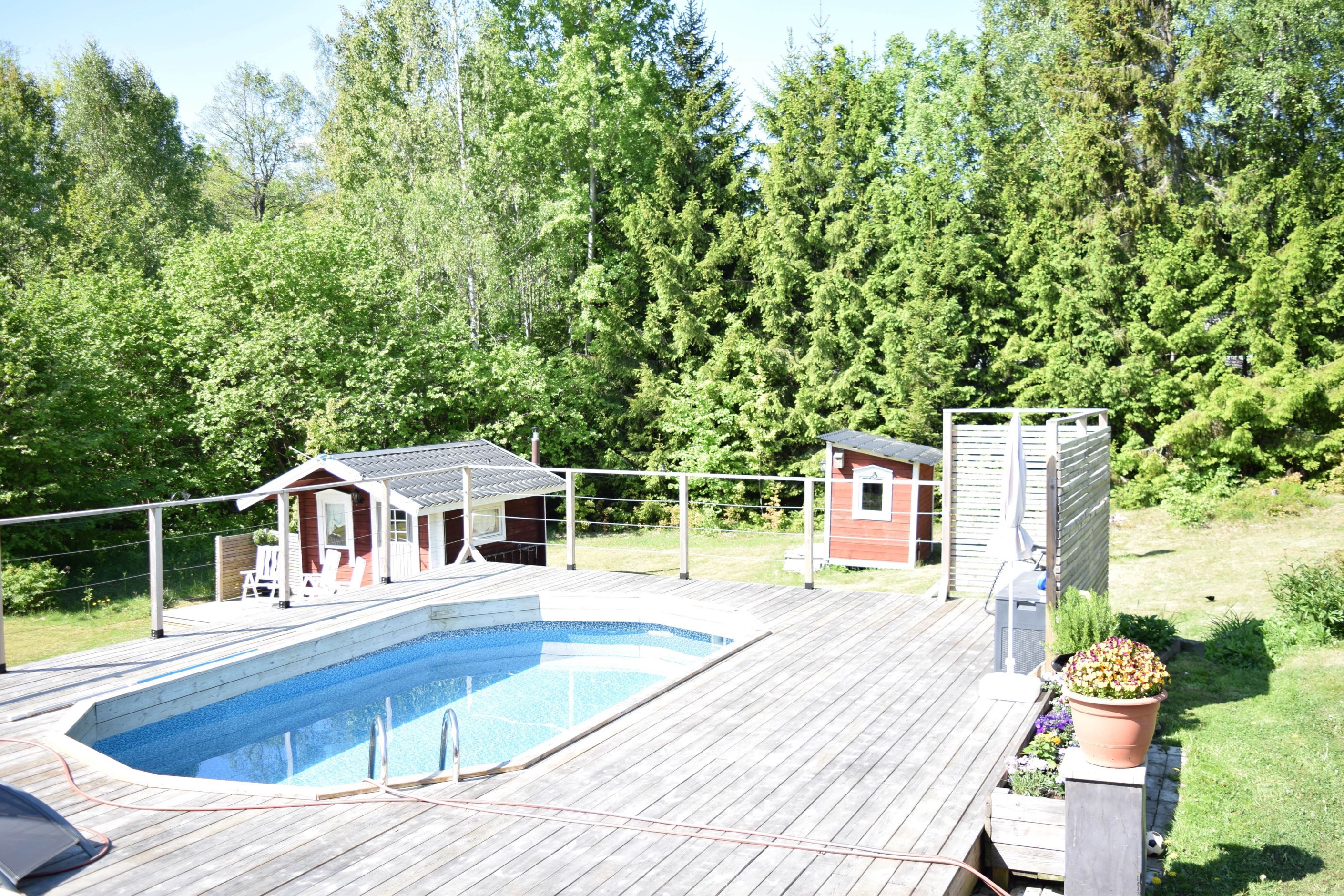 Säljarens bild över poolen/altanen