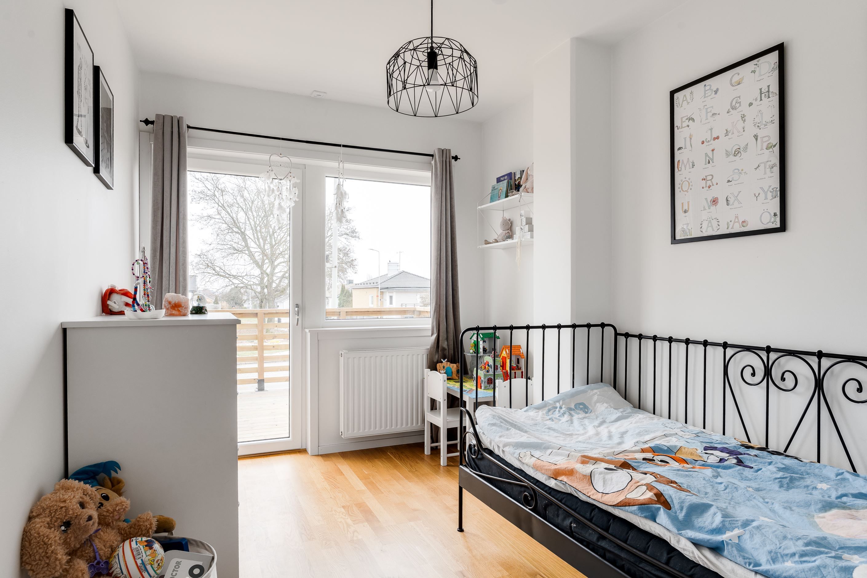 Sovrum 1/Kontor med utgång till altanen.