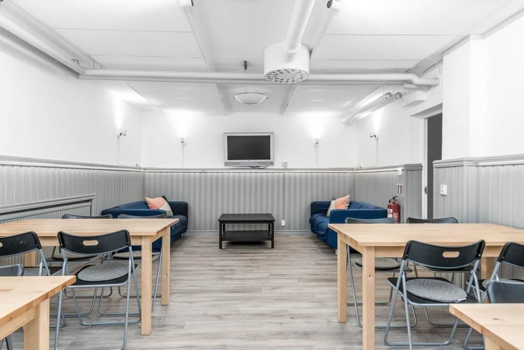 Lågupplöst Föreningens lokal med modernt kök. I föreningen finns även övernattningsrum och bastu!