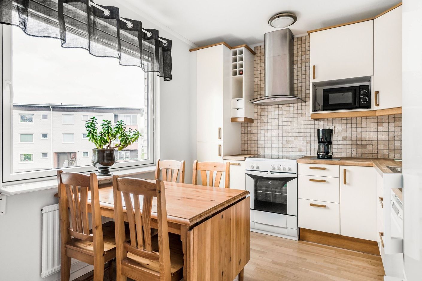 Praktisk 1:a med fransk balkong!