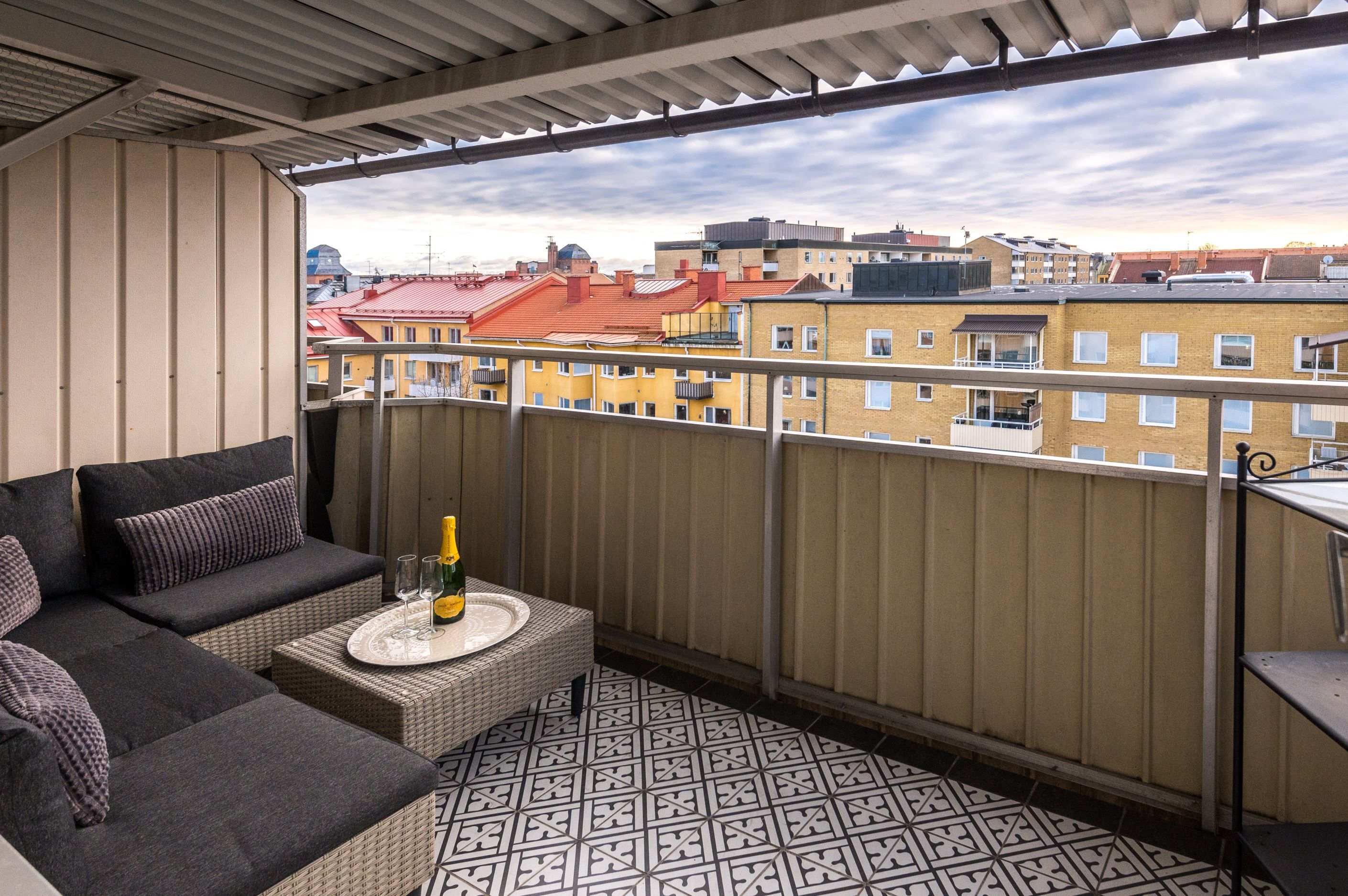 Stor balkong med härlig utsikt över takåsarna