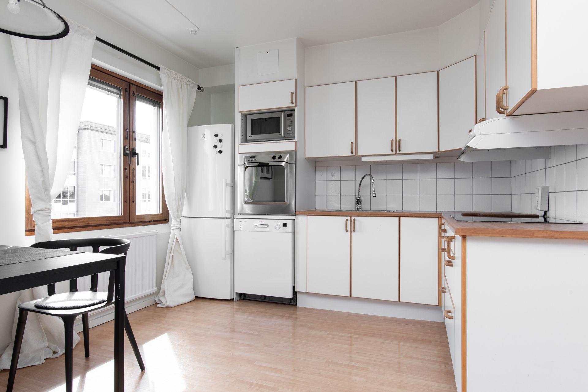 Bra arbetsytor i köket, här finns plats för bullbak