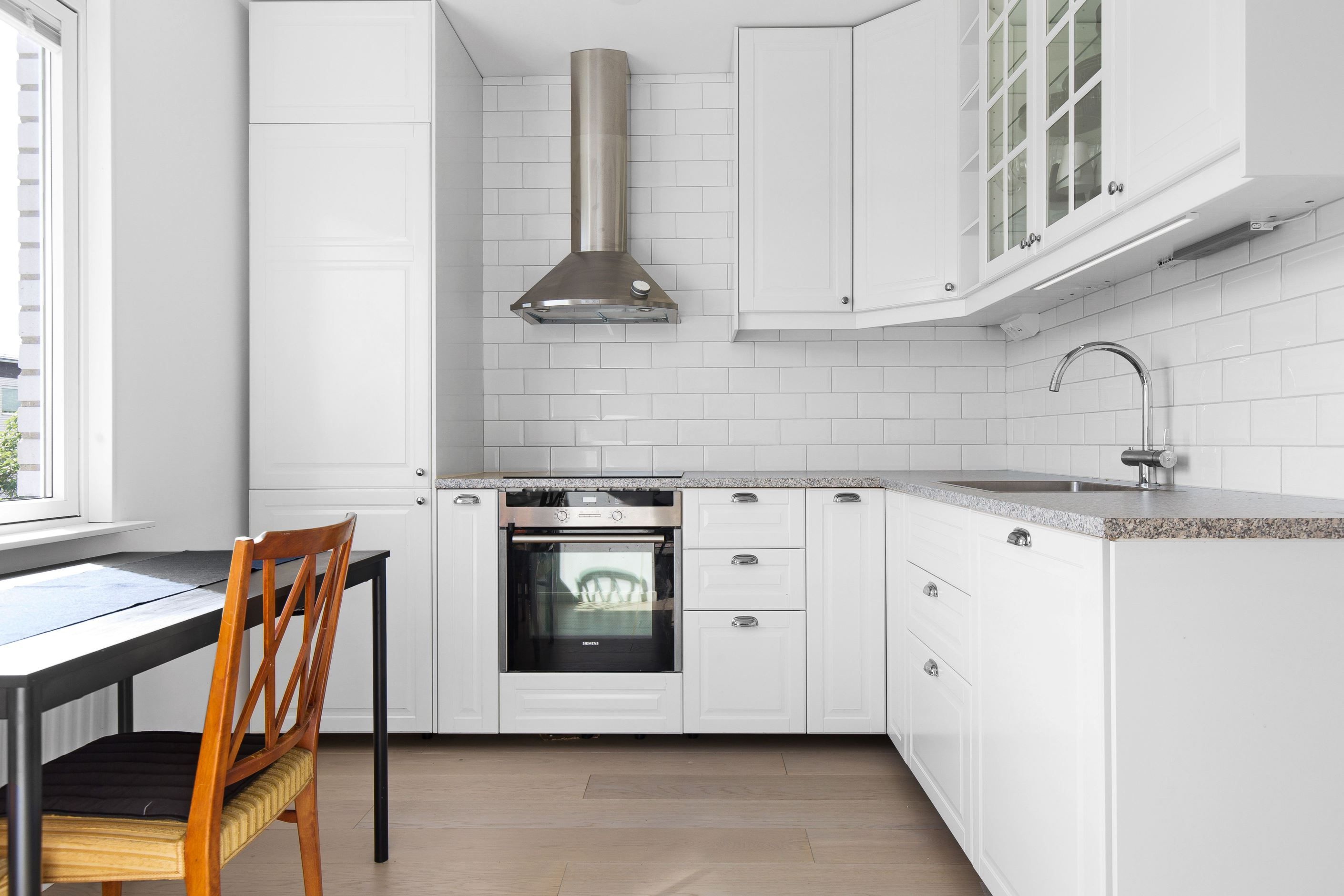 Här finns plats för ett mindre matbord i köket