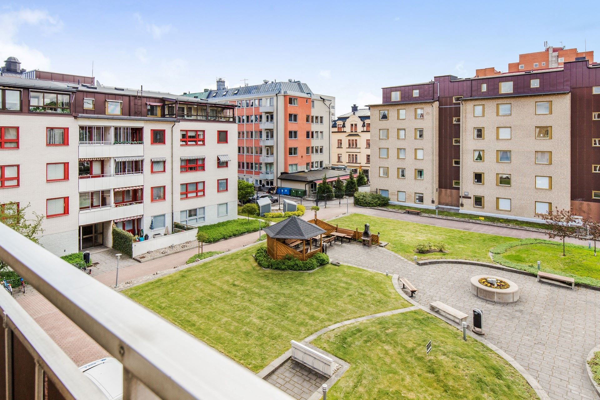 Grönskande innegård