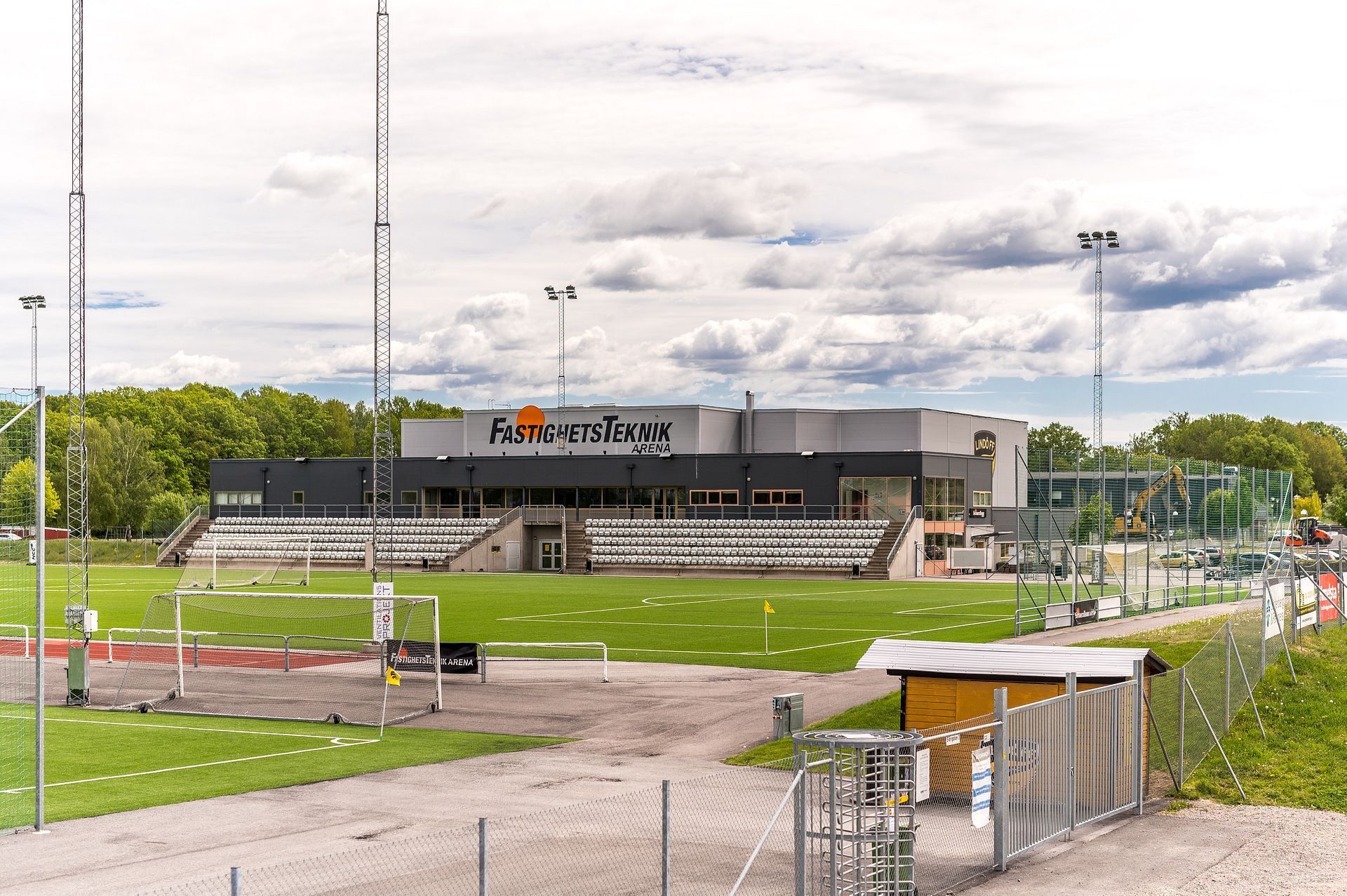 Här finns även en nybyggd idrottshall samt fotbollsplaner.