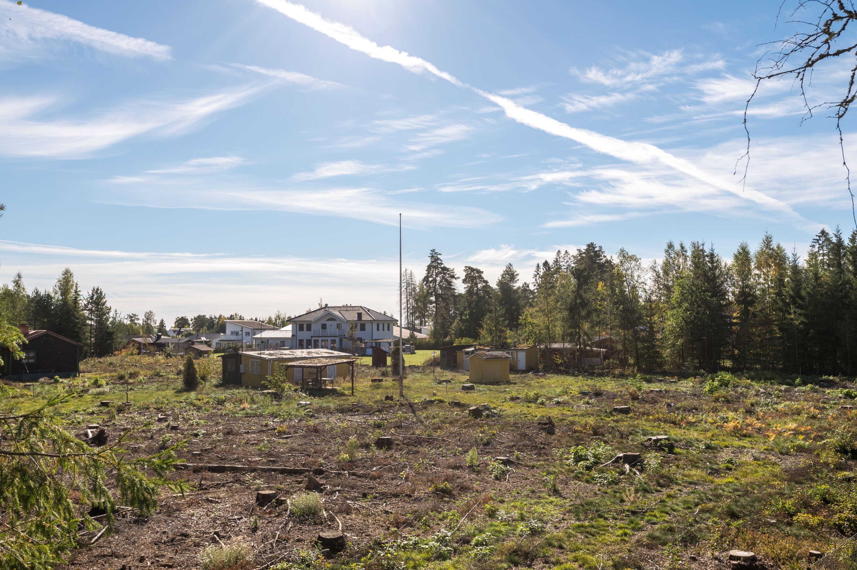 Gamla landsvägen 125C ligger till höger i bild