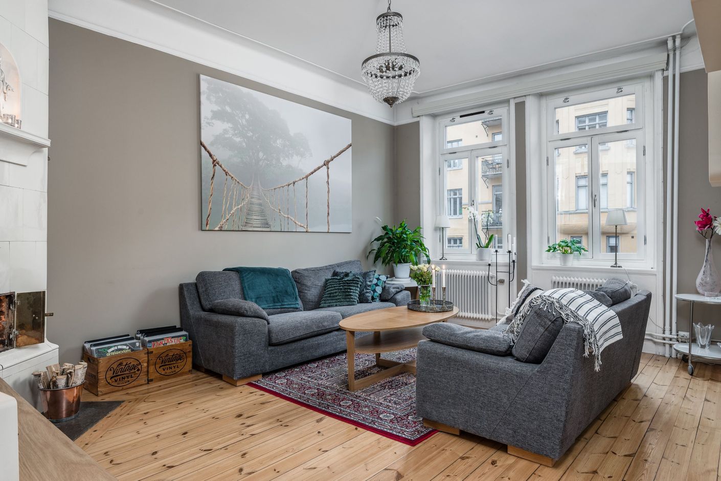 Stora fönster som ger fint ljusinsläpp