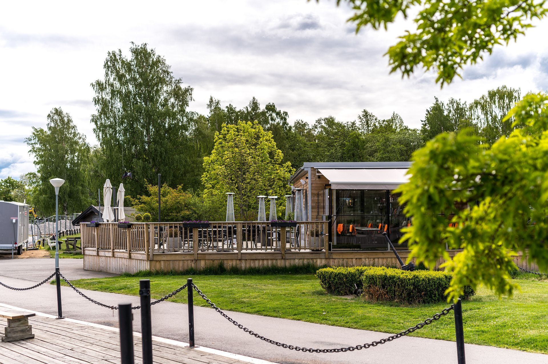 Ett stenkast bort hittar vi Lindö Hamnkrog.