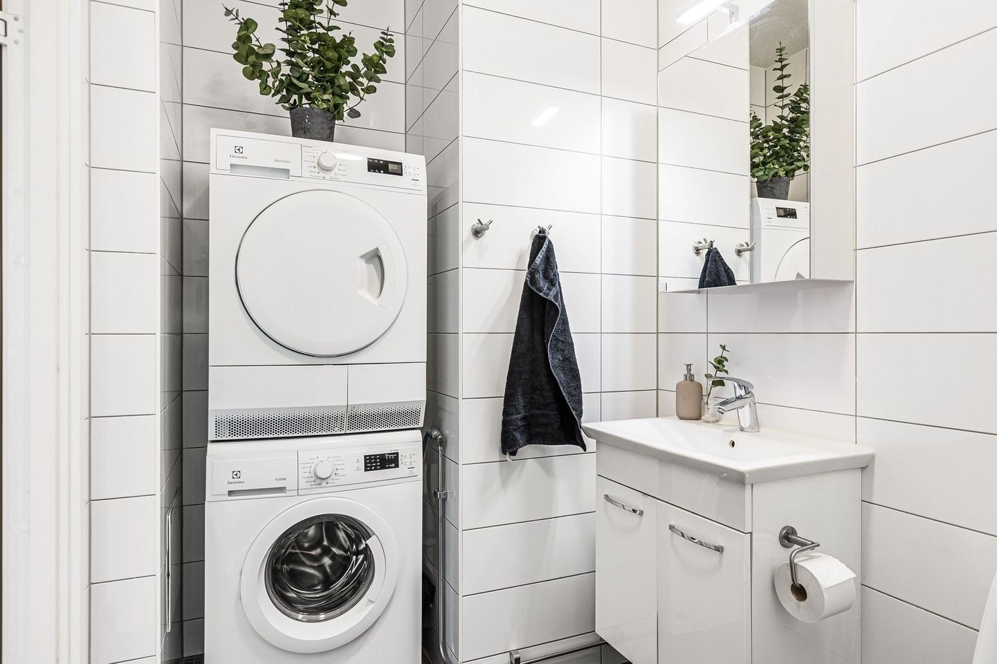 I badrummet finns också tvättmaskin och torktumlare
