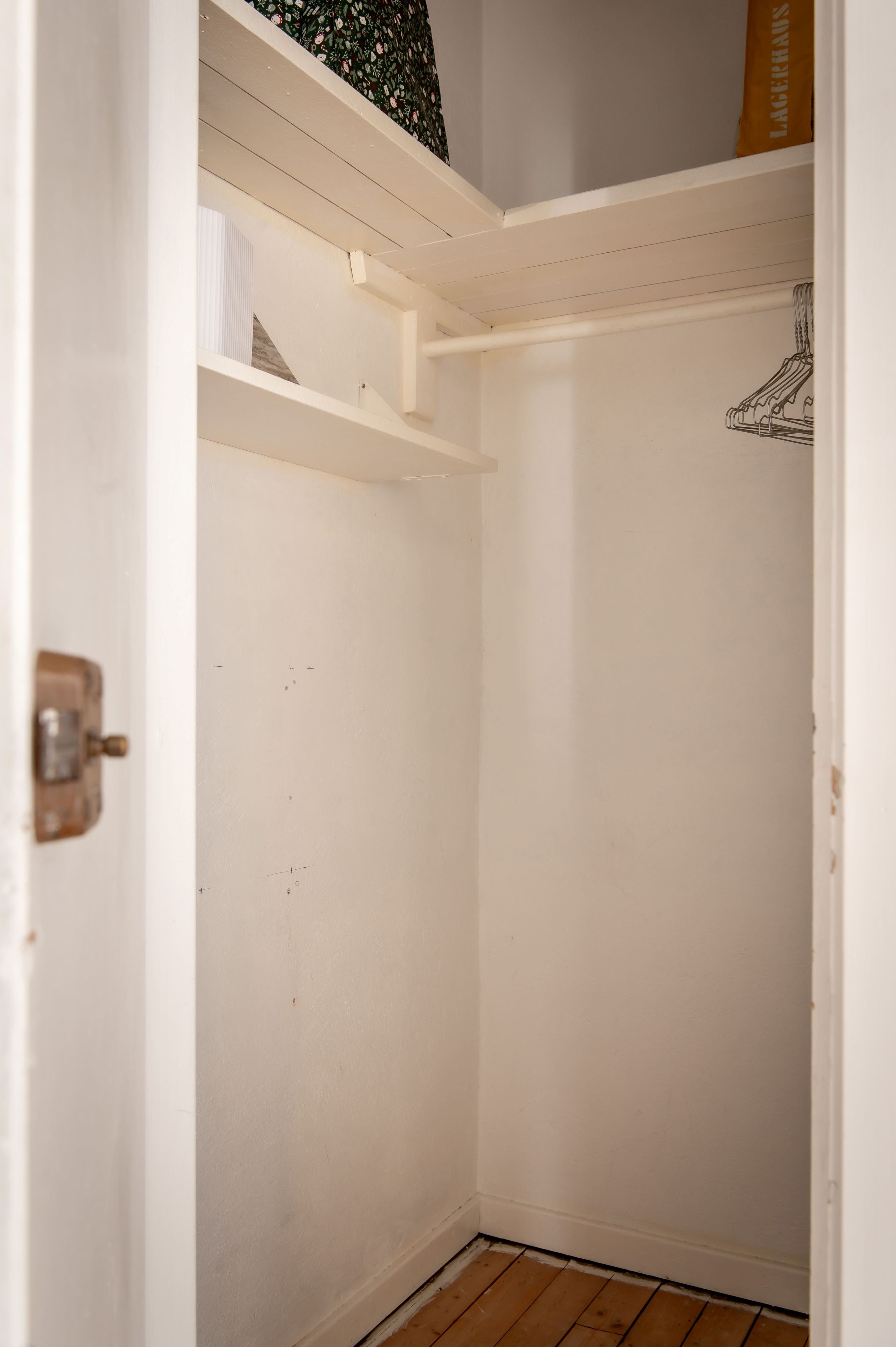 Rymlig klädkammare i hallen