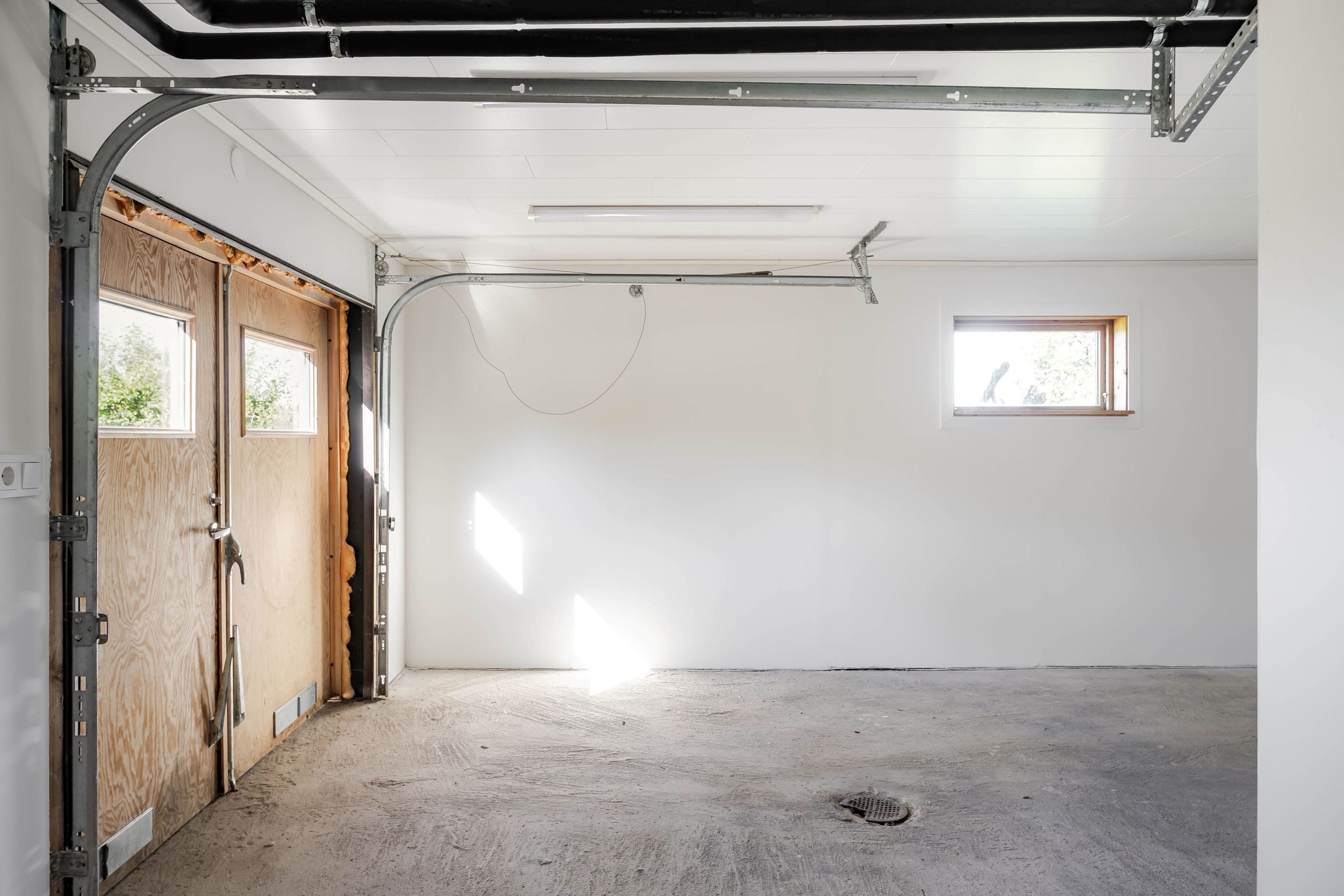 Rymligt garage med nymålad garageport