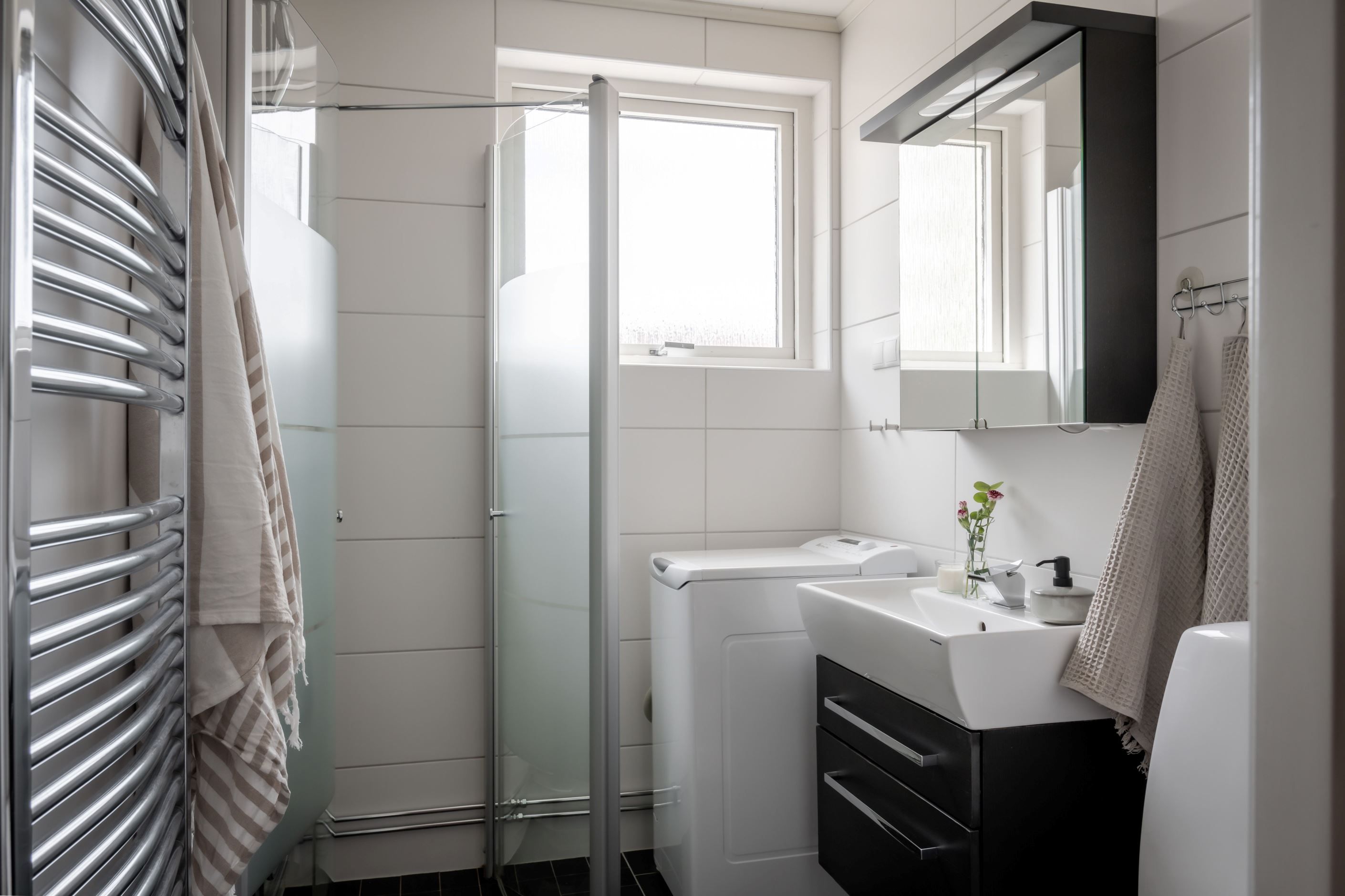 Smart planerat badrum med fint ljus och egen tvättmaskin